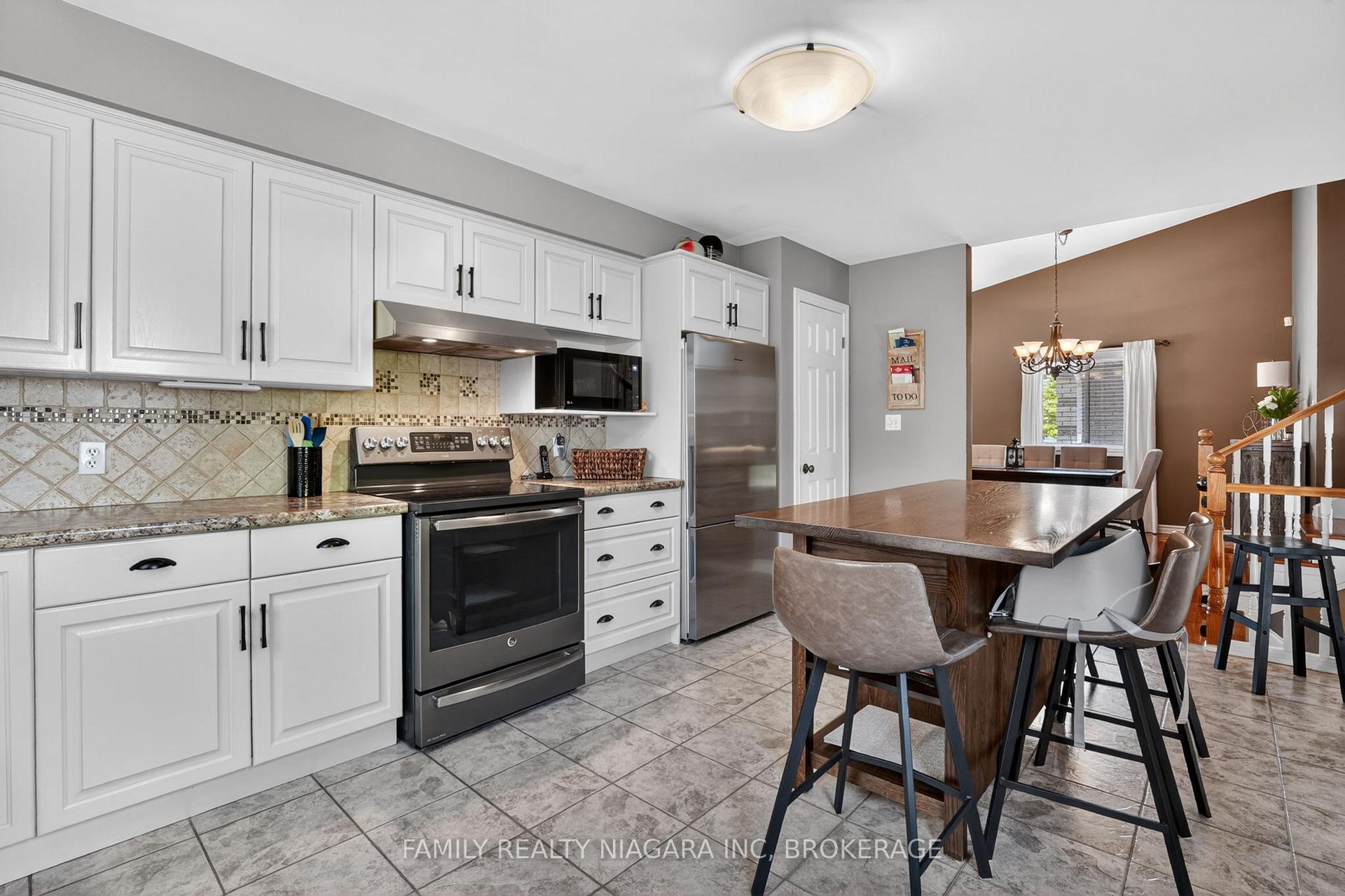 Photo 13 of 7558 Canterbury Crescent, Niagara Falls, Mt. Carmel — HOMEH