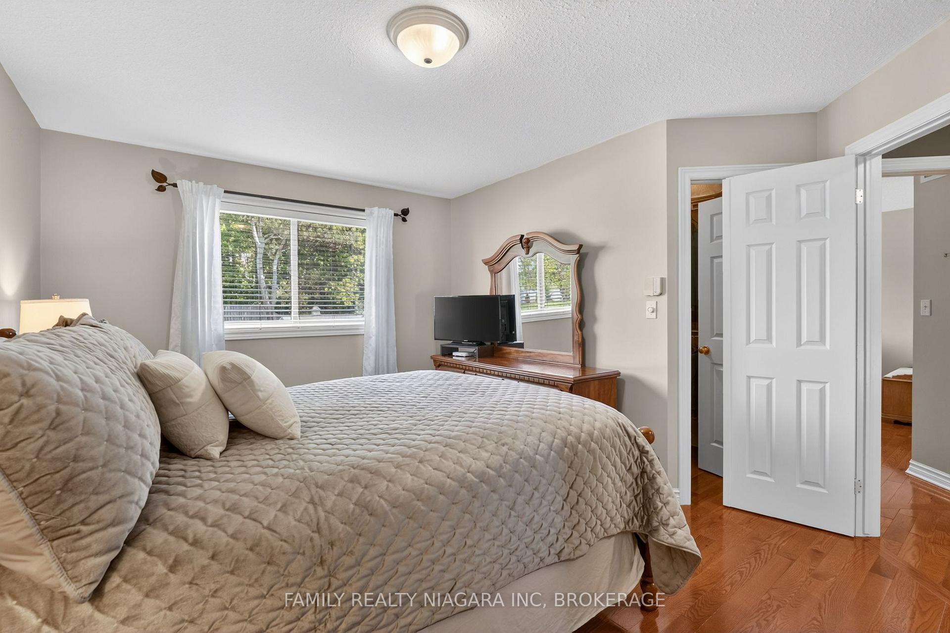Photo 20 of 7558 Canterbury Crescent, Niagara Falls, Mt. Carmel — HOMEH