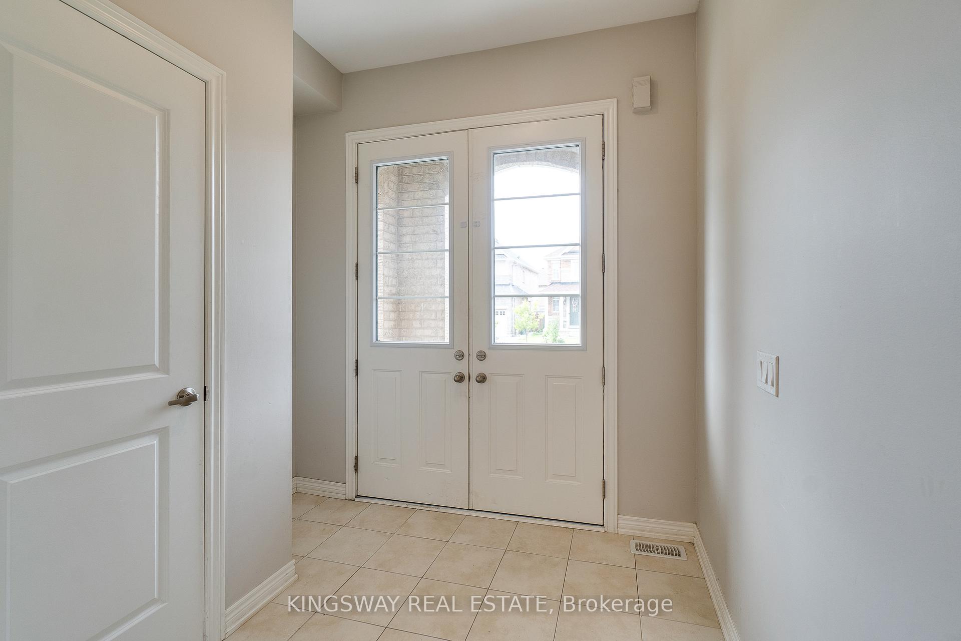 Photo 4 of 177 Whittington Drive, Hamilton, Meadowlands — HOMEH