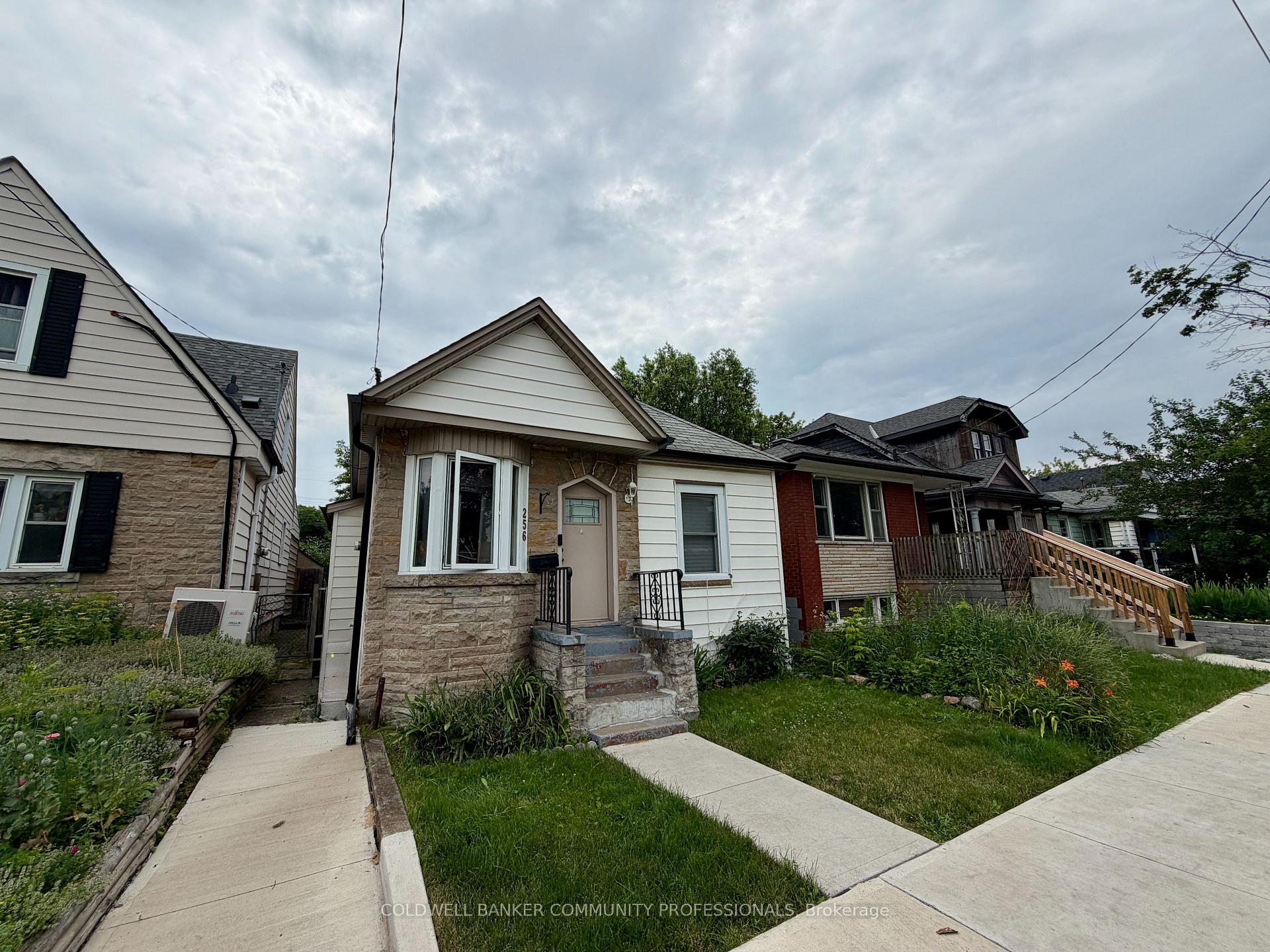 Photo 3 of 256 Fairfield Avenue, Hamilton, Homeside — HOMEH