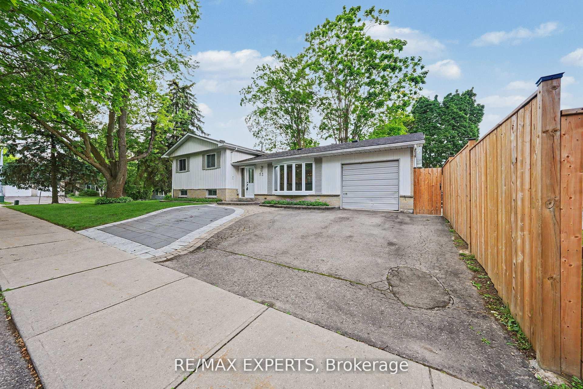 Photo 2 of 32 Oak Court, Aurora, Aurora Village — HOMEH