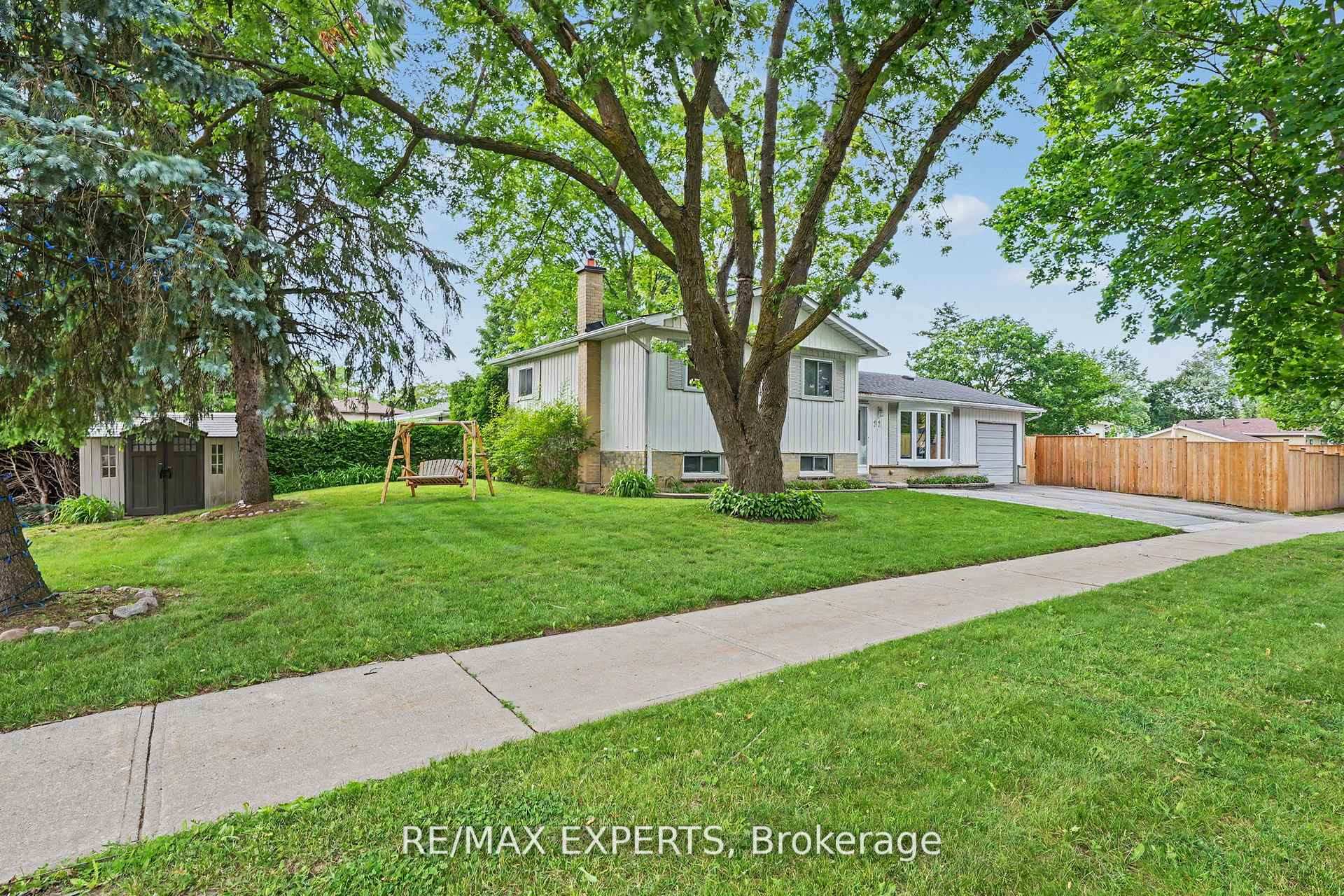 Photo 3 of 32 Oak Court, Aurora, Aurora Village — HOMEH