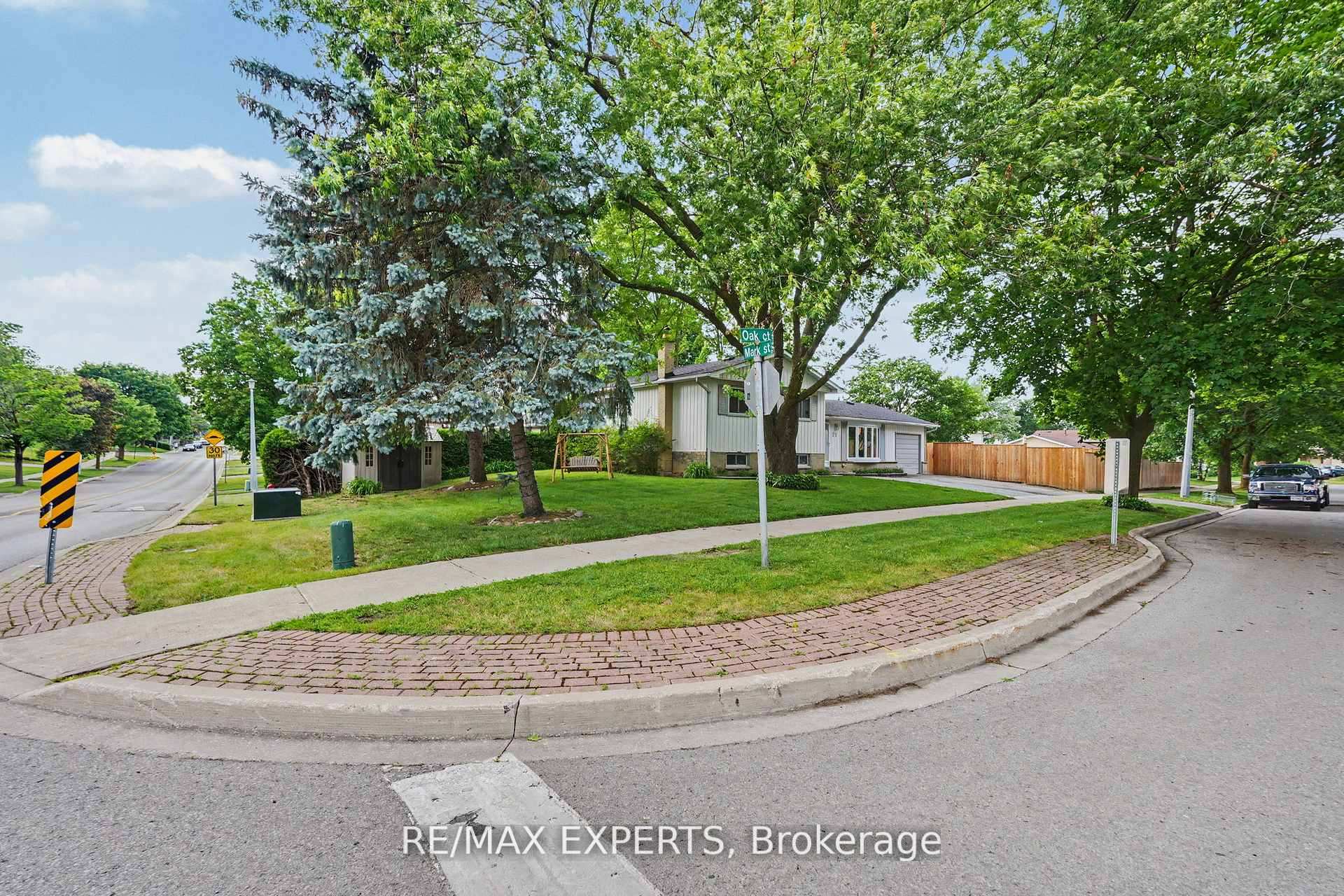 Photo 4 of 32 Oak Court, Aurora, Aurora Village — HOMEH