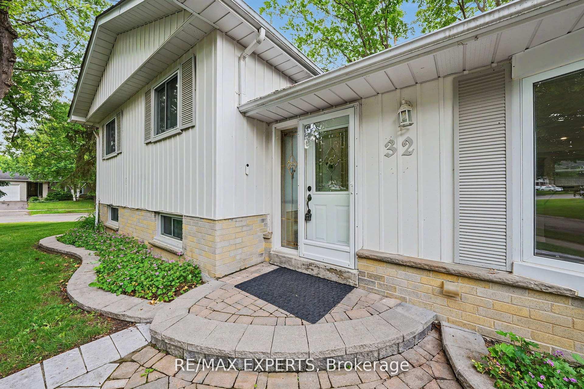 Photo 5 of 32 Oak Court, Aurora, Aurora Village — HOMEH