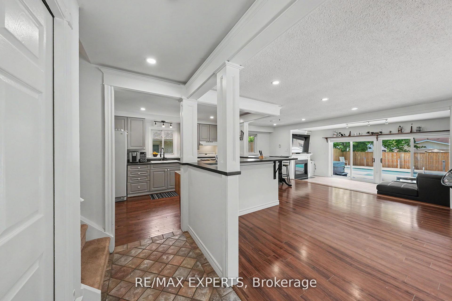 Photo 7 of 32 Oak Court, Aurora, Aurora Village — HOMEH