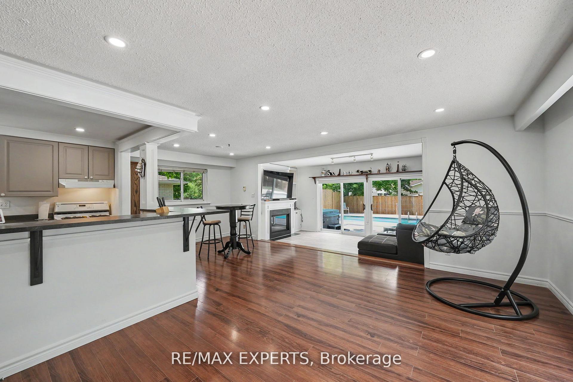 Photo 8 of 32 Oak Court, Aurora, Aurora Village — HOMEH