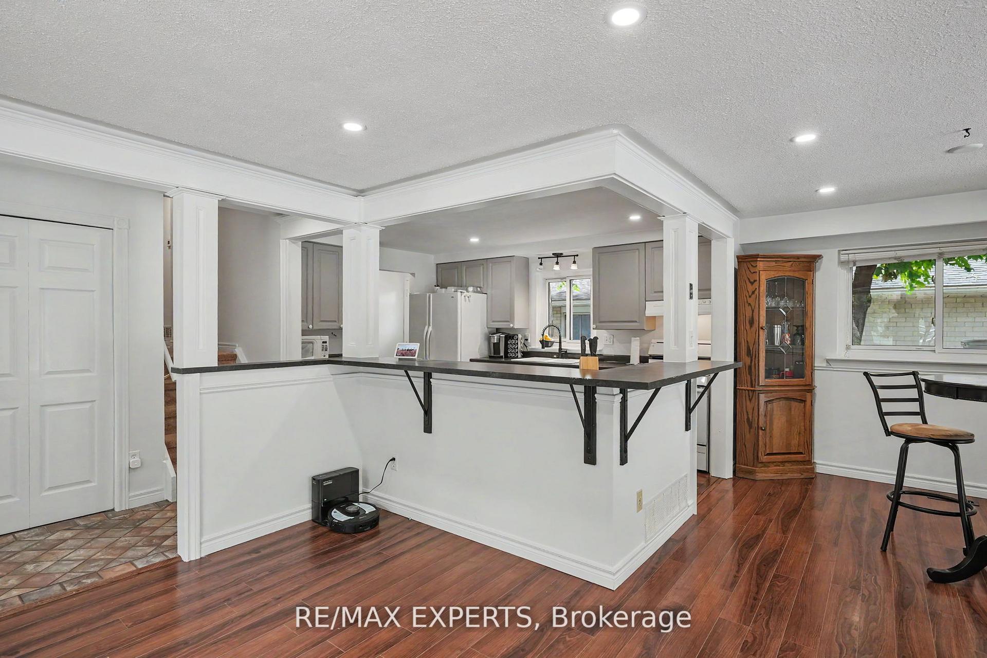 Photo 9 of 32 Oak Court, Aurora, Aurora Village — HOMEH