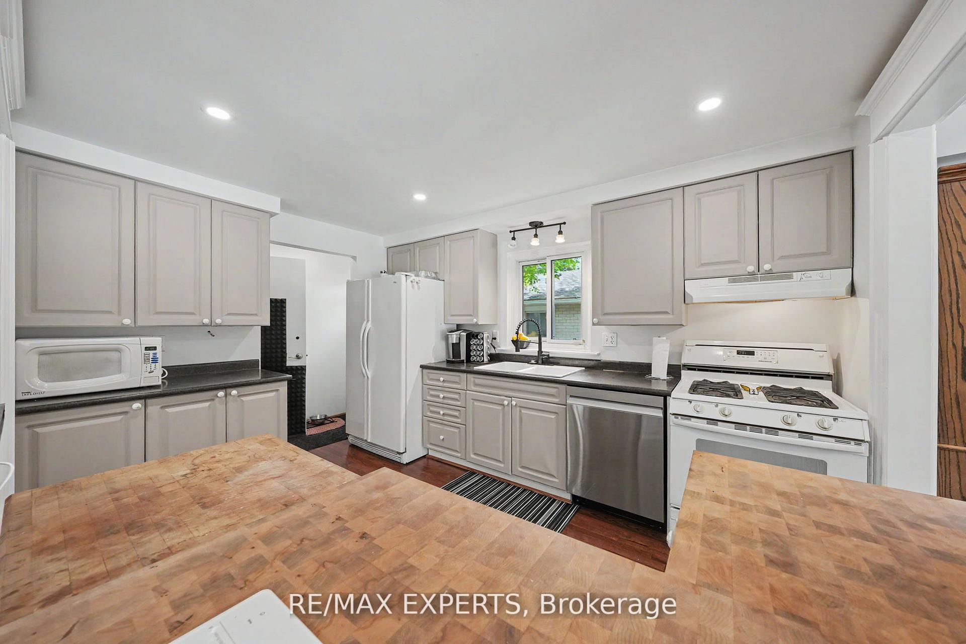 Photo 10 of 32 Oak Court, Aurora, Aurora Village — HOMEH