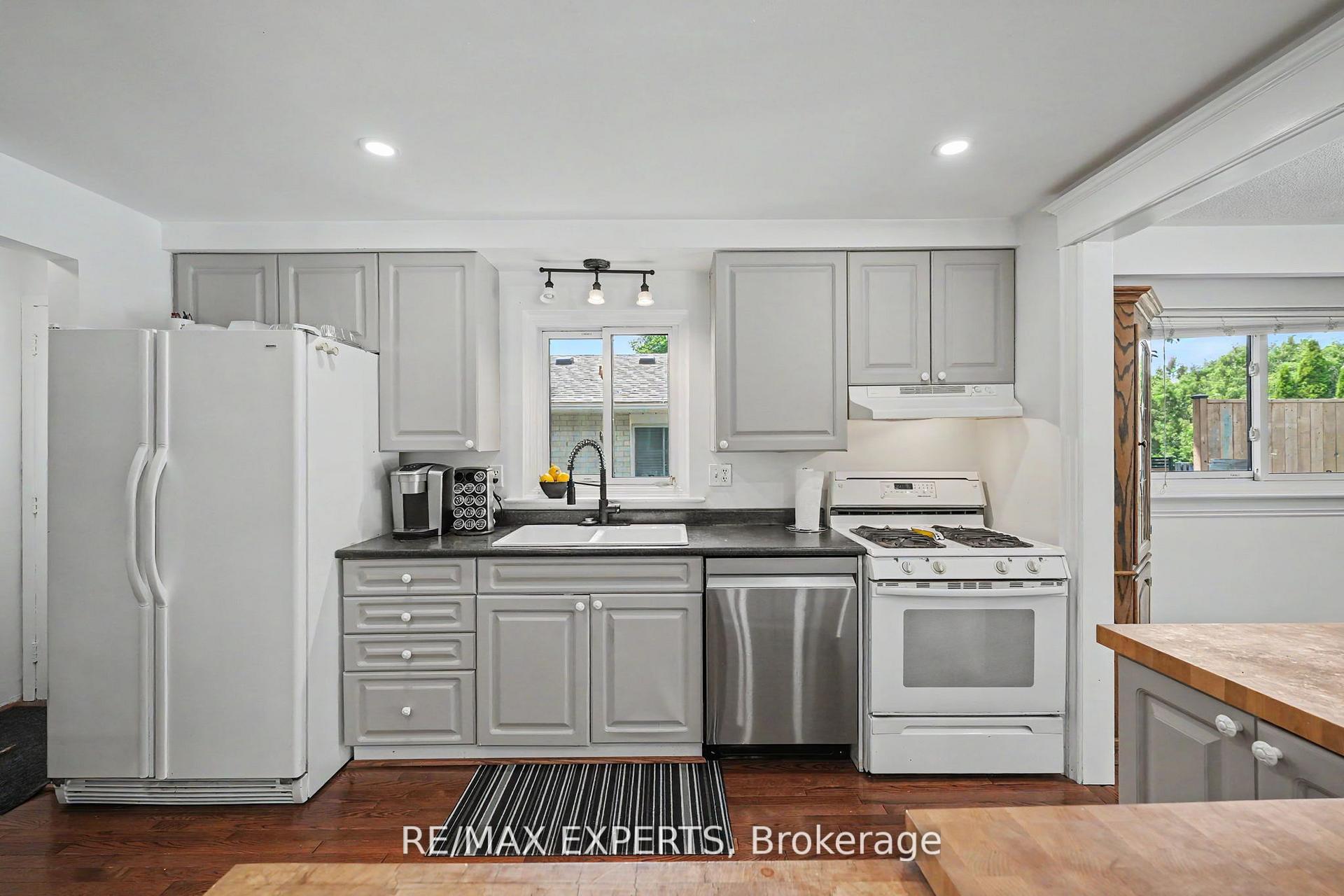Photo 11 of 32 Oak Court, Aurora, Aurora Village — HOMEH