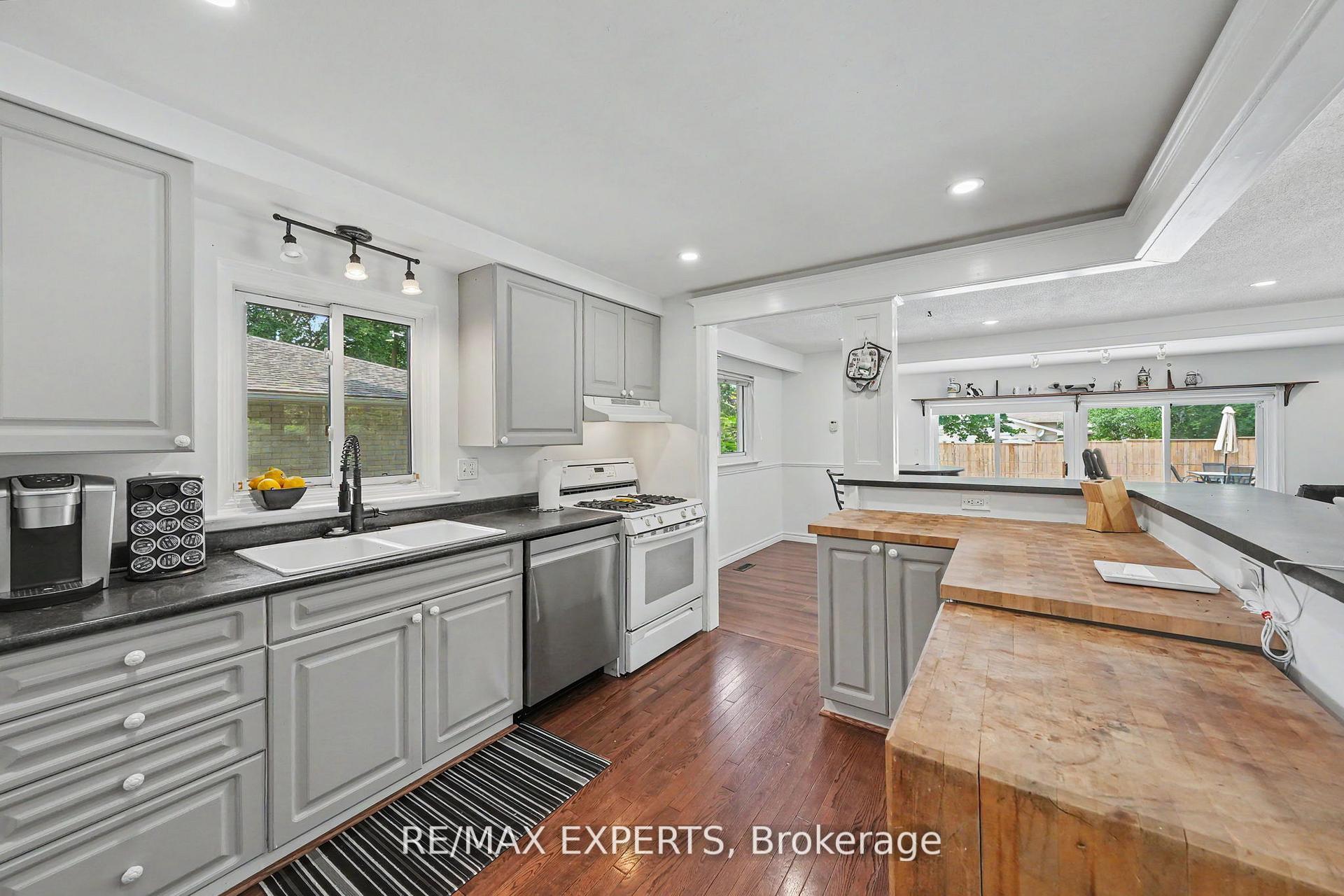 Photo 12 of 32 Oak Court, Aurora, Aurora Village — HOMEH