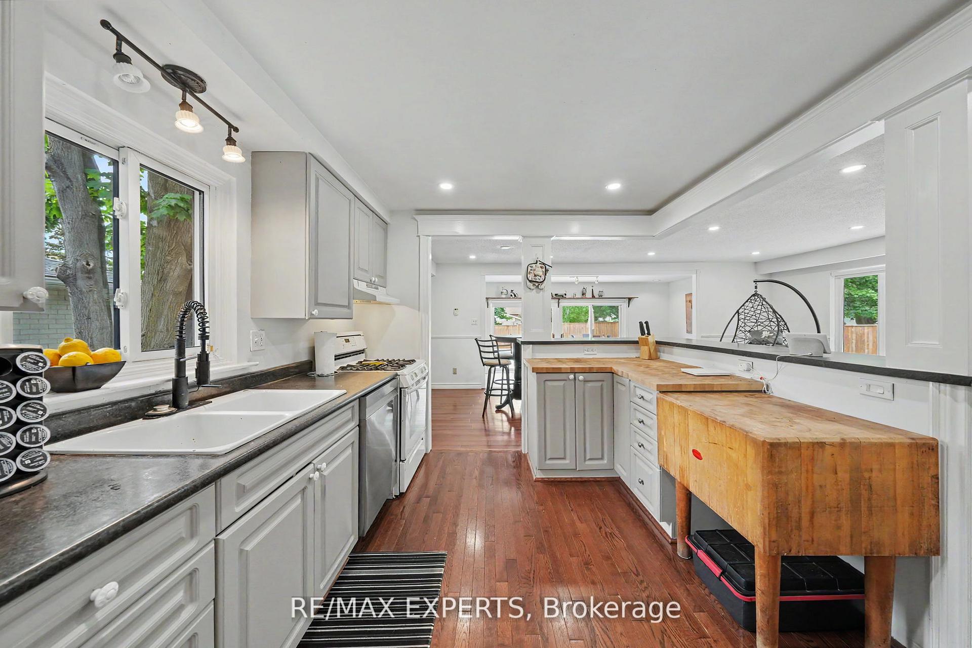 Photo 13 of 32 Oak Court, Aurora, Aurora Village — HOMEH