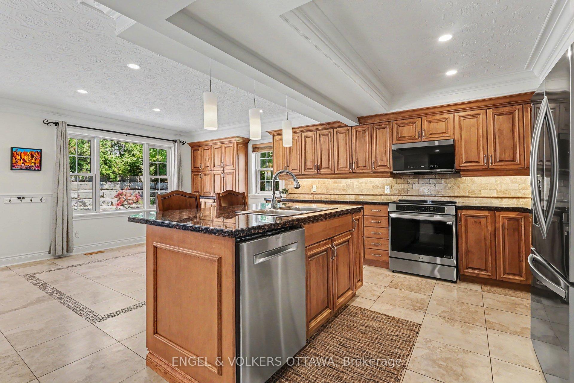 Photo 9 of 101 Ivy Crescent, Ottawa, Lindenlea — HOMEH