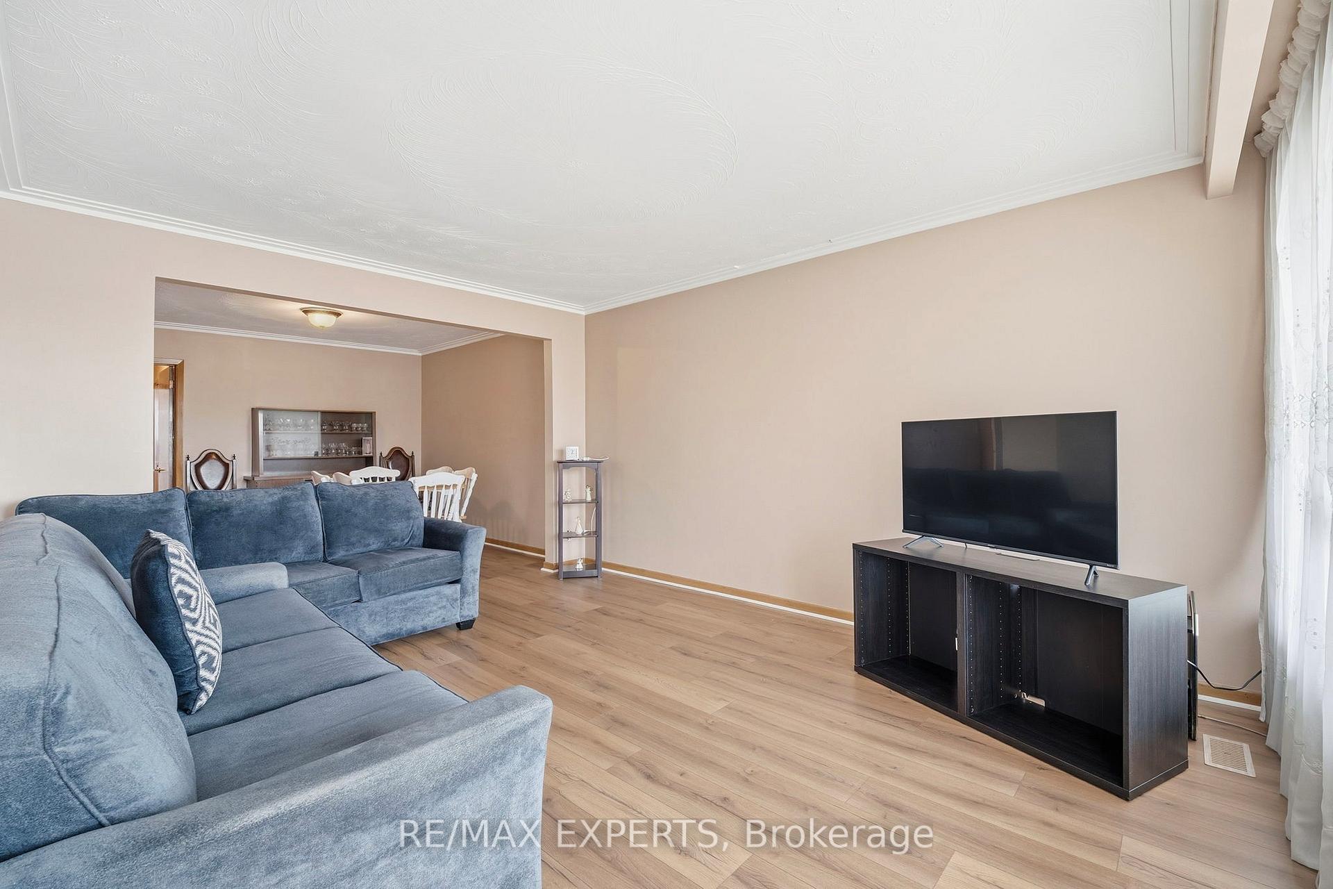 Photo 6 of 302 Hullmar Drive, North York, Black Creek — HOMEH