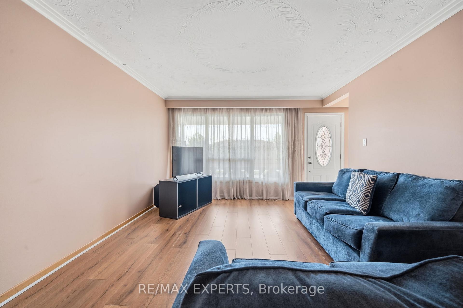 Photo 7 of 302 Hullmar Drive, North York, Black Creek — HOMEH