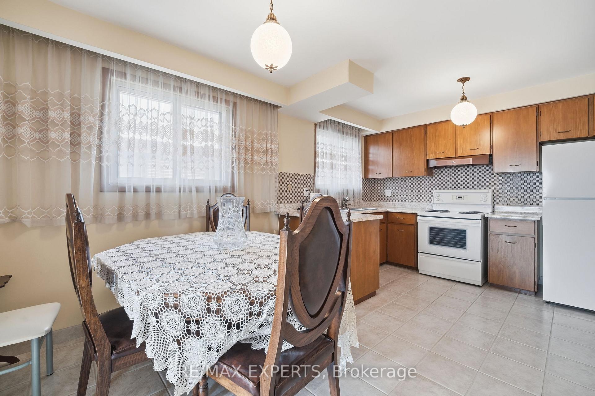 Photo 8 of 302 Hullmar Drive, North York, Black Creek — HOMEH