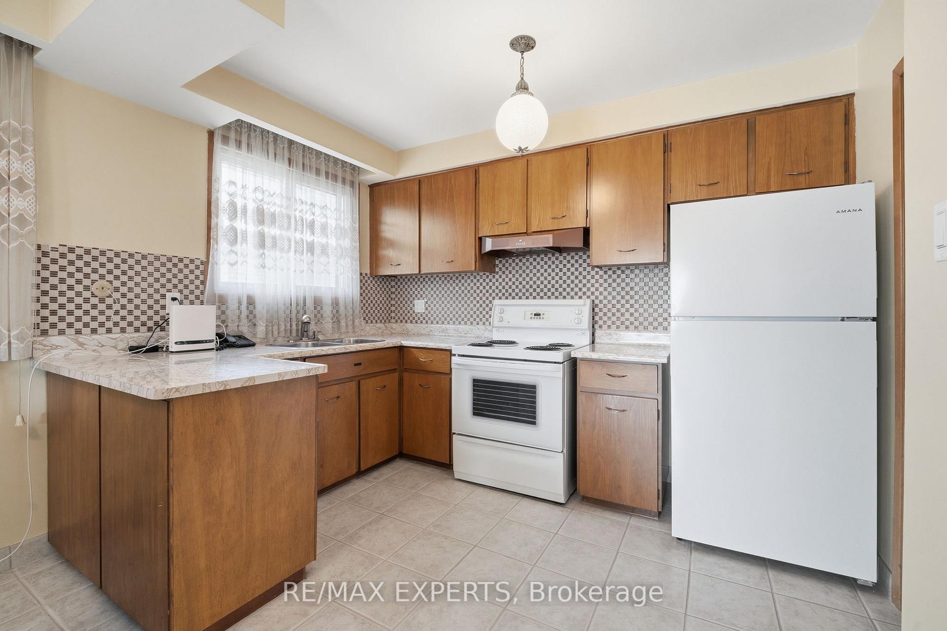 Photo 9 of 302 Hullmar Drive, North York, Black Creek — HOMEH