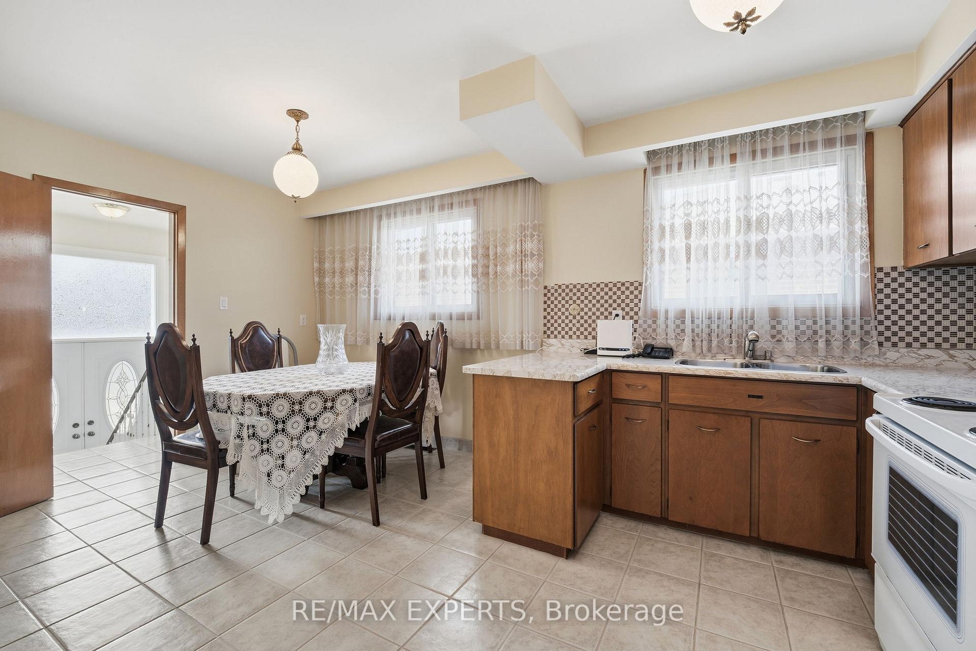 Photo 11 of 302 Hullmar Drive, North York, Black Creek — HOMEH