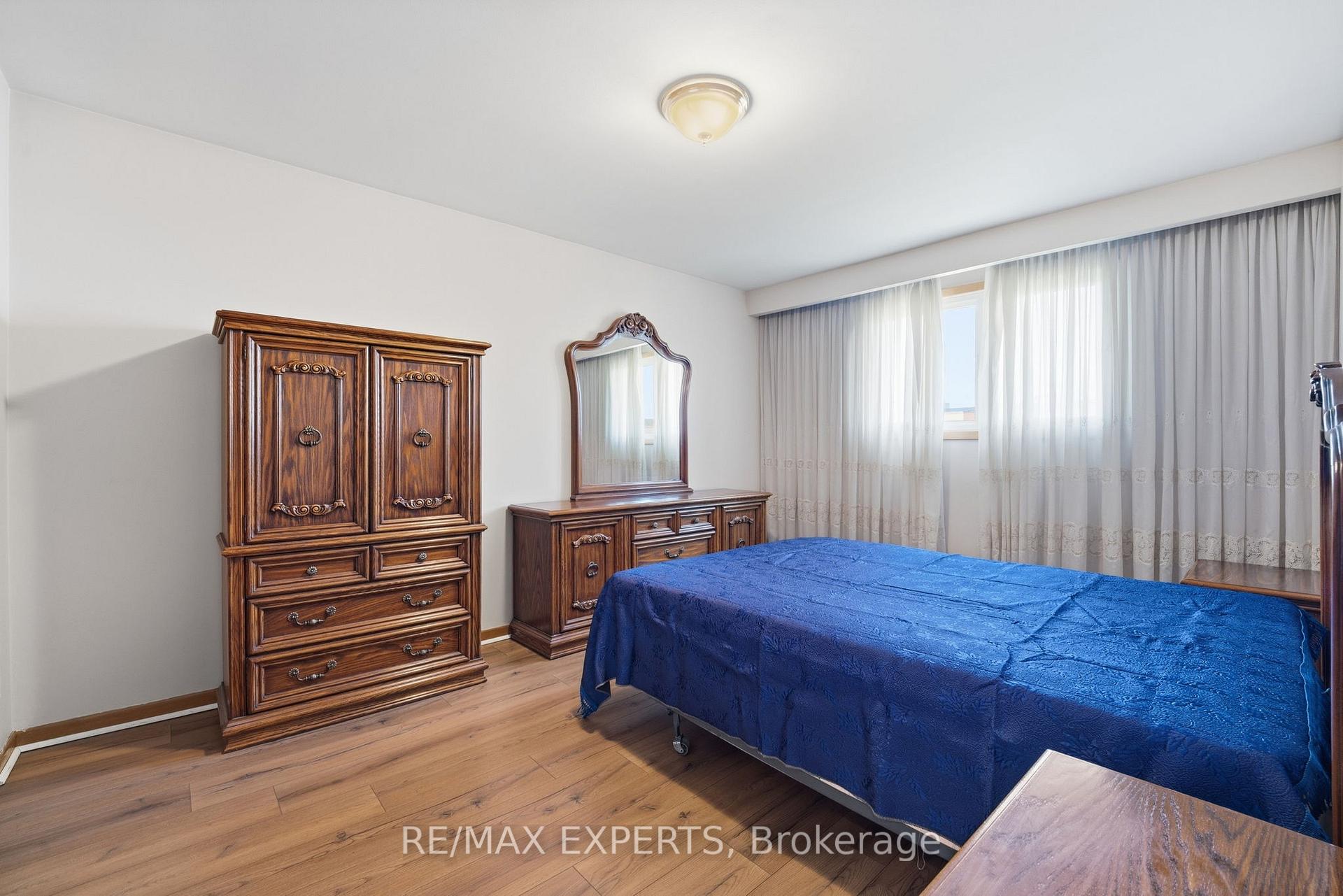 Photo 15 of 302 Hullmar Drive, North York, Black Creek — HOMEH
