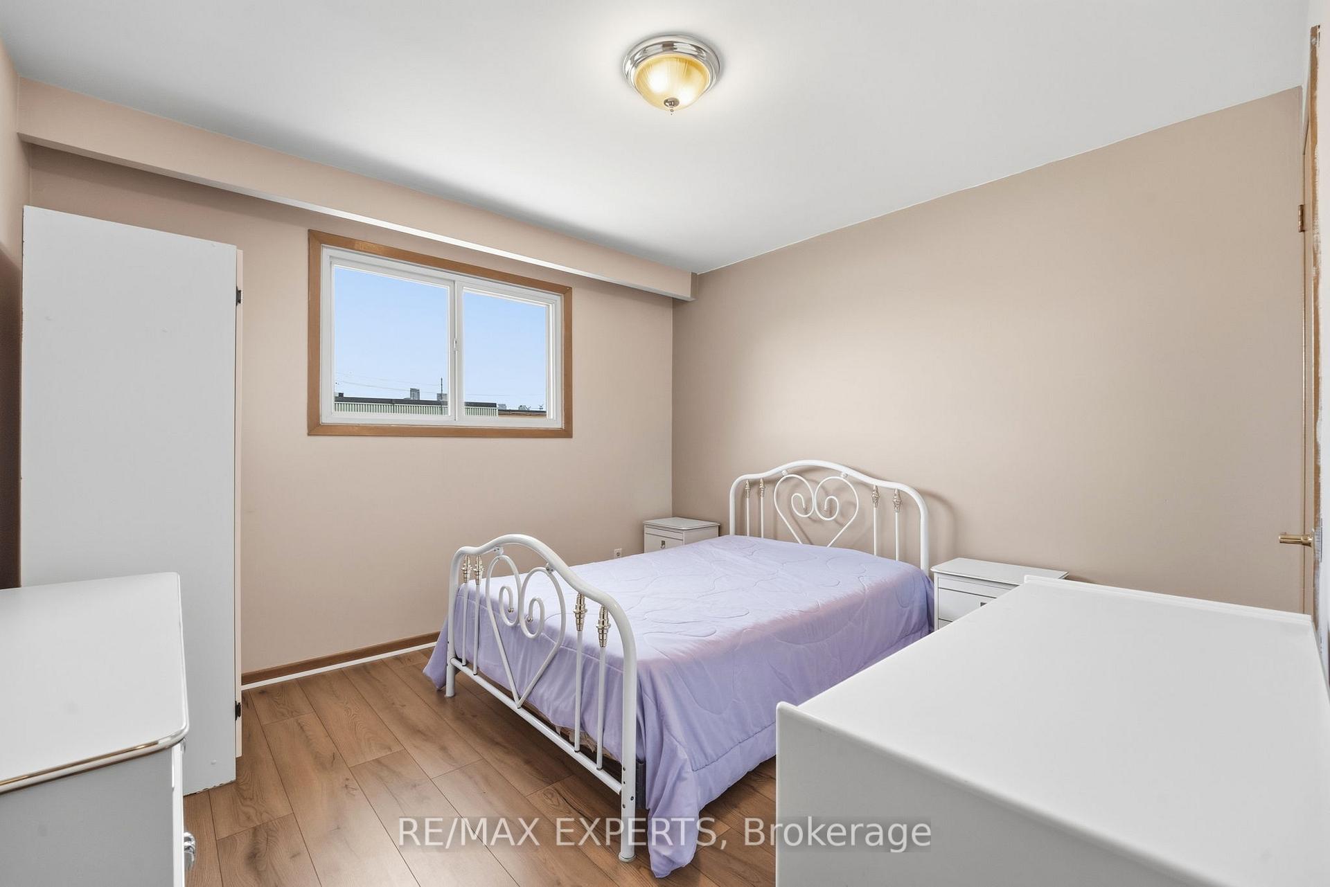 Photo 17 of 302 Hullmar Drive, North York, Black Creek — HOMEH