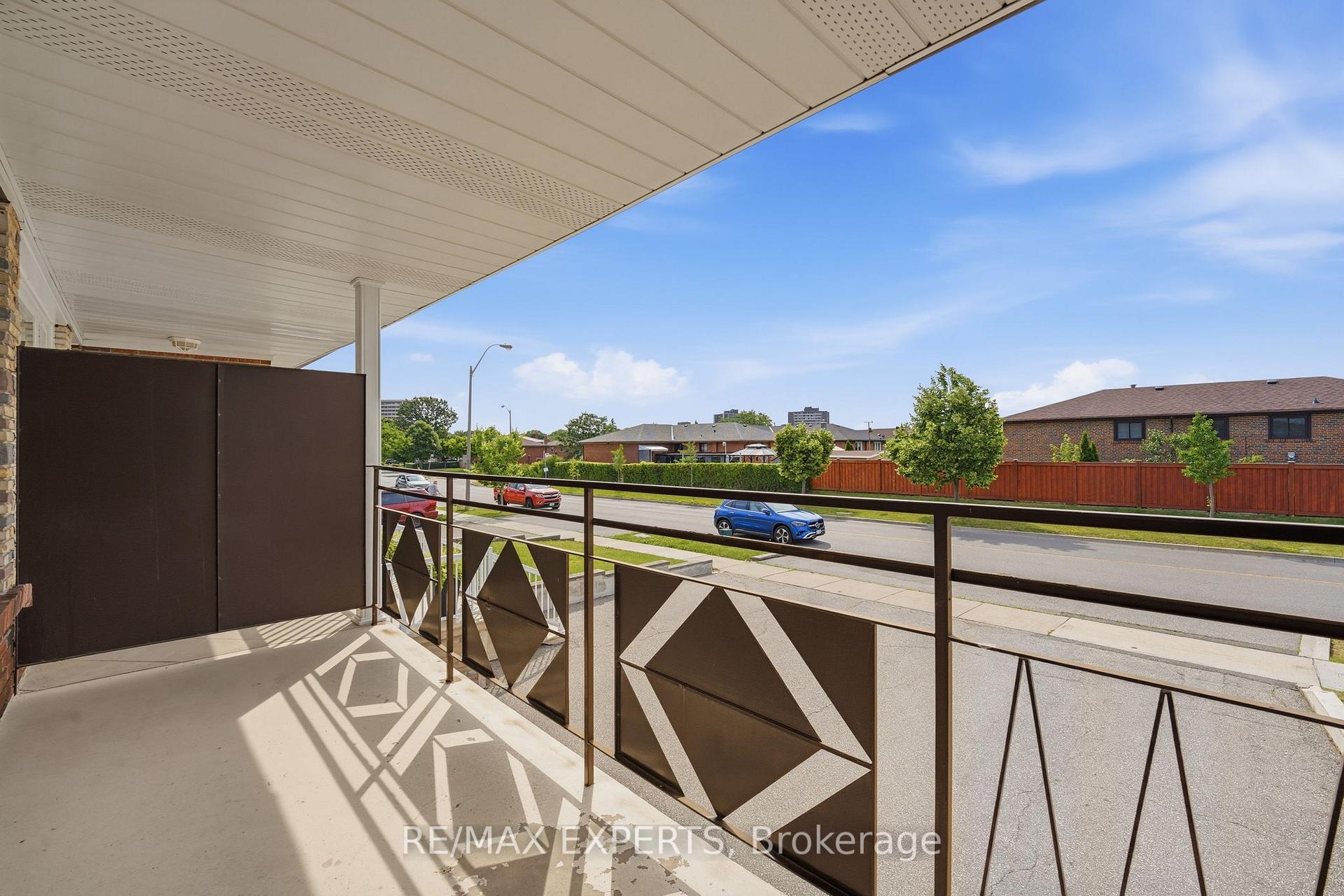 Photo 18 of 302 Hullmar Drive, North York, Black Creek — HOMEH