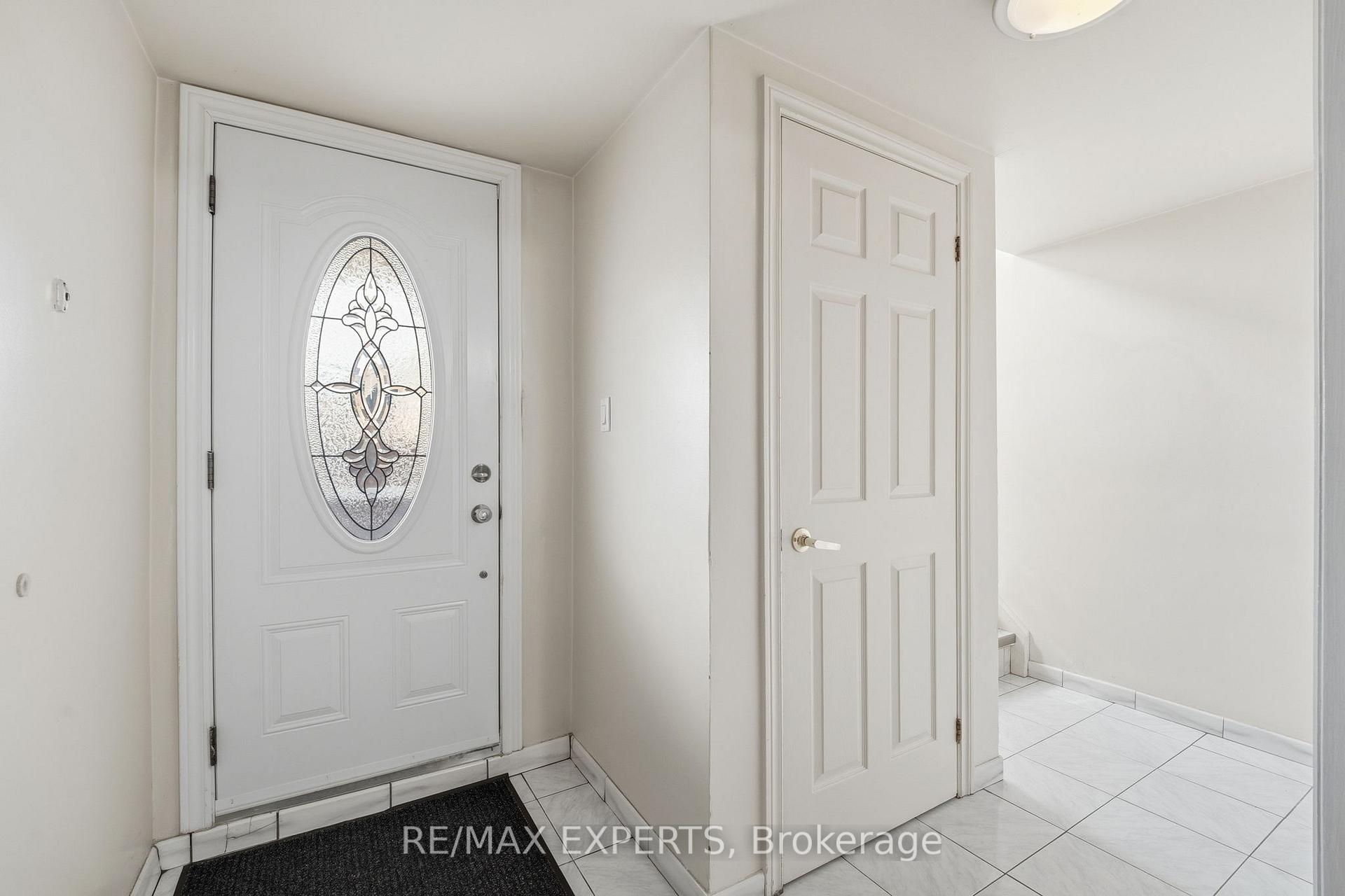 Photo 19 of 302 Hullmar Drive, North York, Black Creek — HOMEH