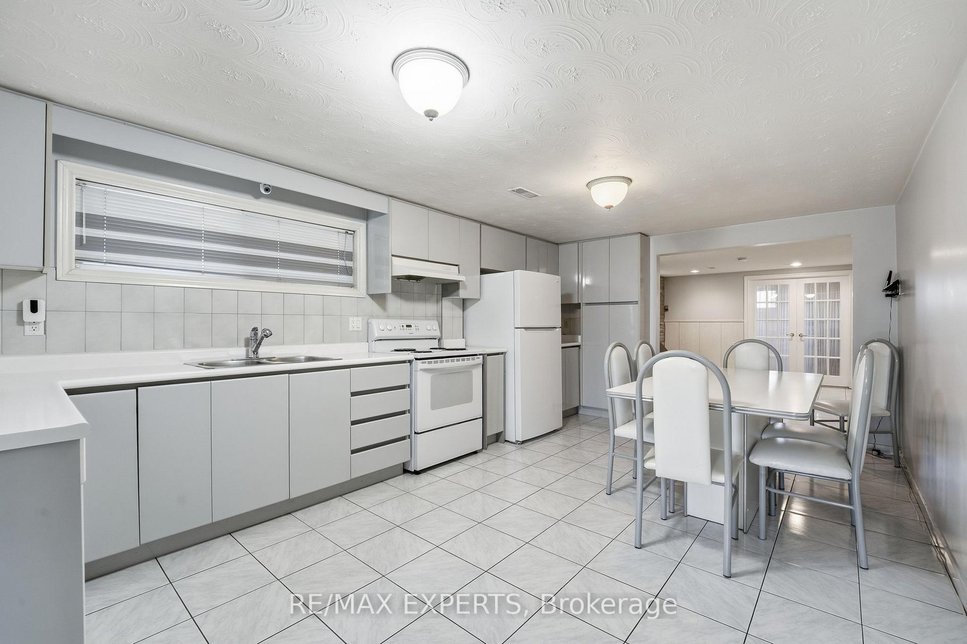Photo 20 of 302 Hullmar Drive, North York, Black Creek — HOMEH