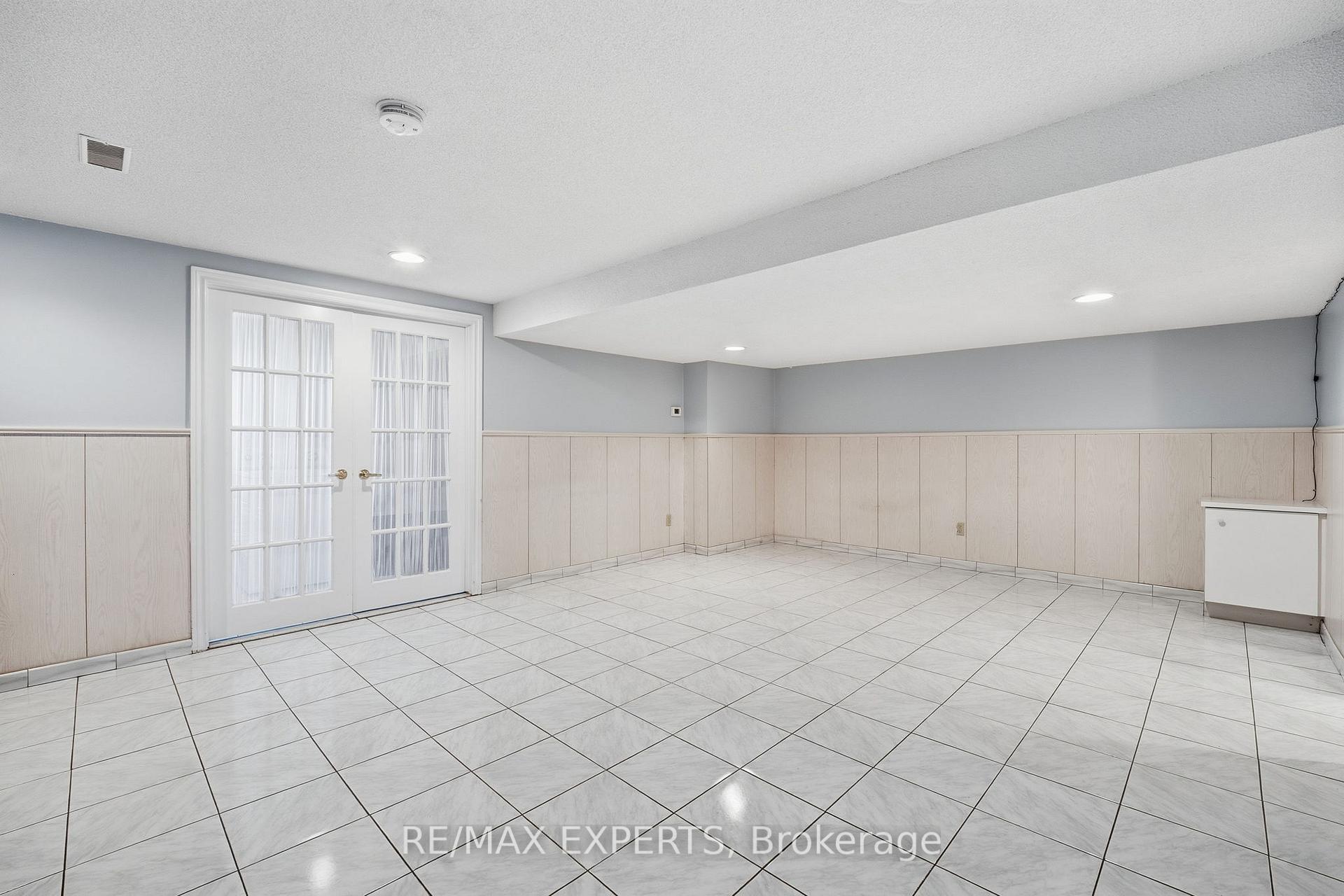Photo 22 of 302 Hullmar Drive, North York, Black Creek — HOMEH