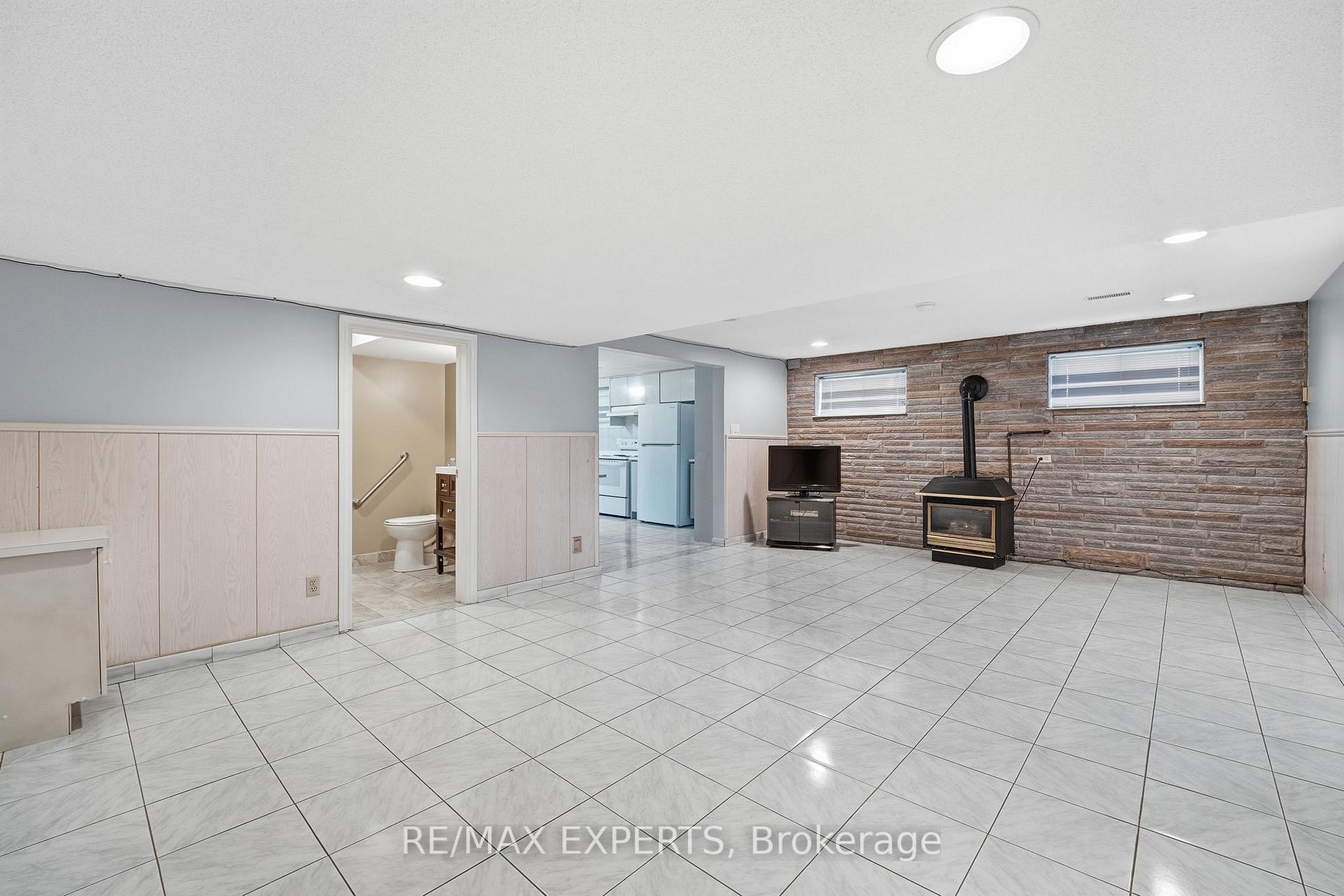 Photo 23 of 302 Hullmar Drive, North York, Black Creek — HOMEH