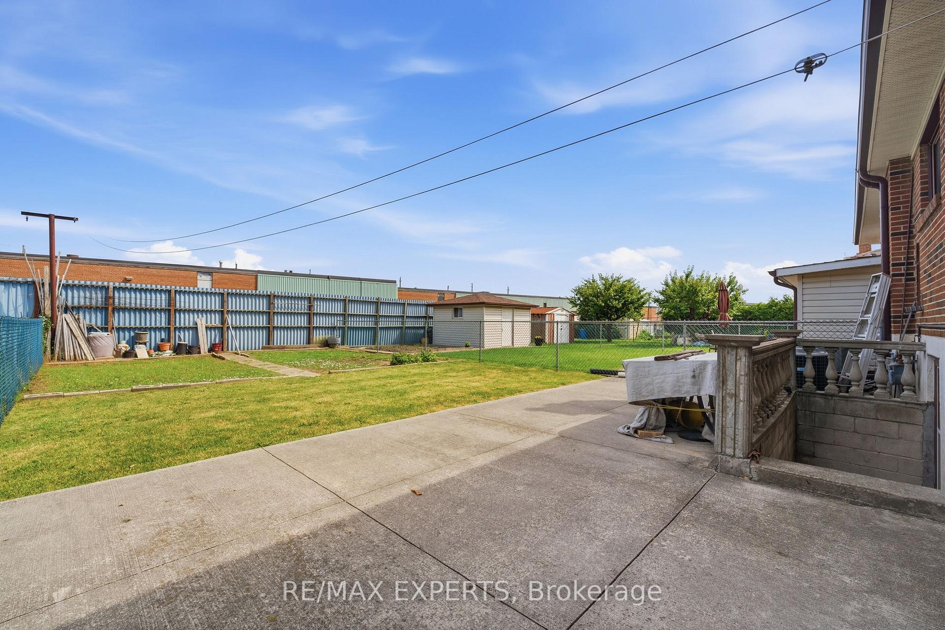 Photo 26 of 302 Hullmar Drive, North York, Black Creek — HOMEH
