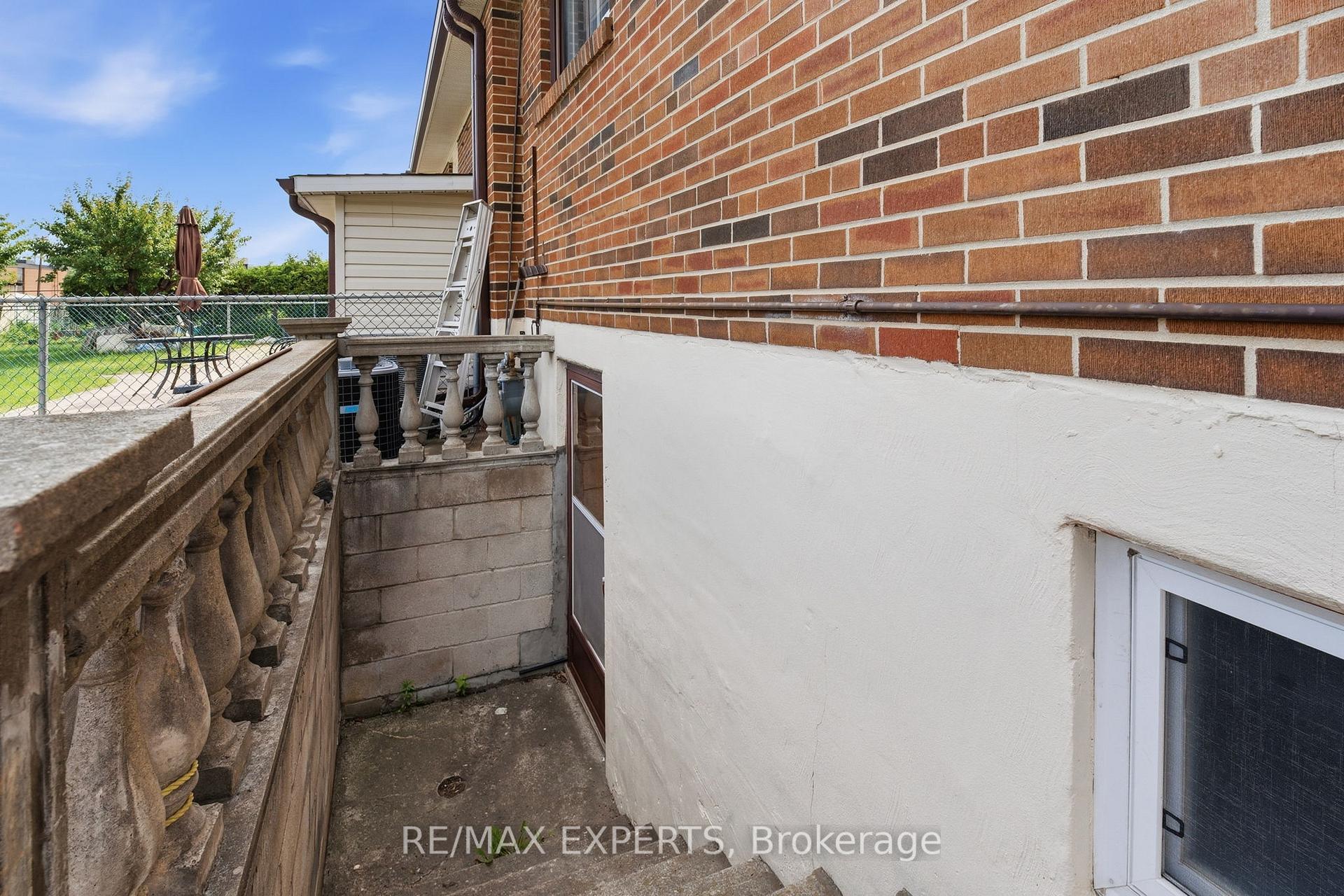 Photo 28 of 302 Hullmar Drive, North York, Black Creek — HOMEH