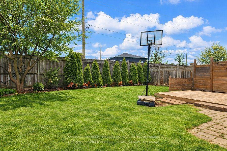 Photo 2 of 217 Stonebriar Drive N, Vaughan, Maple — HOMEH
