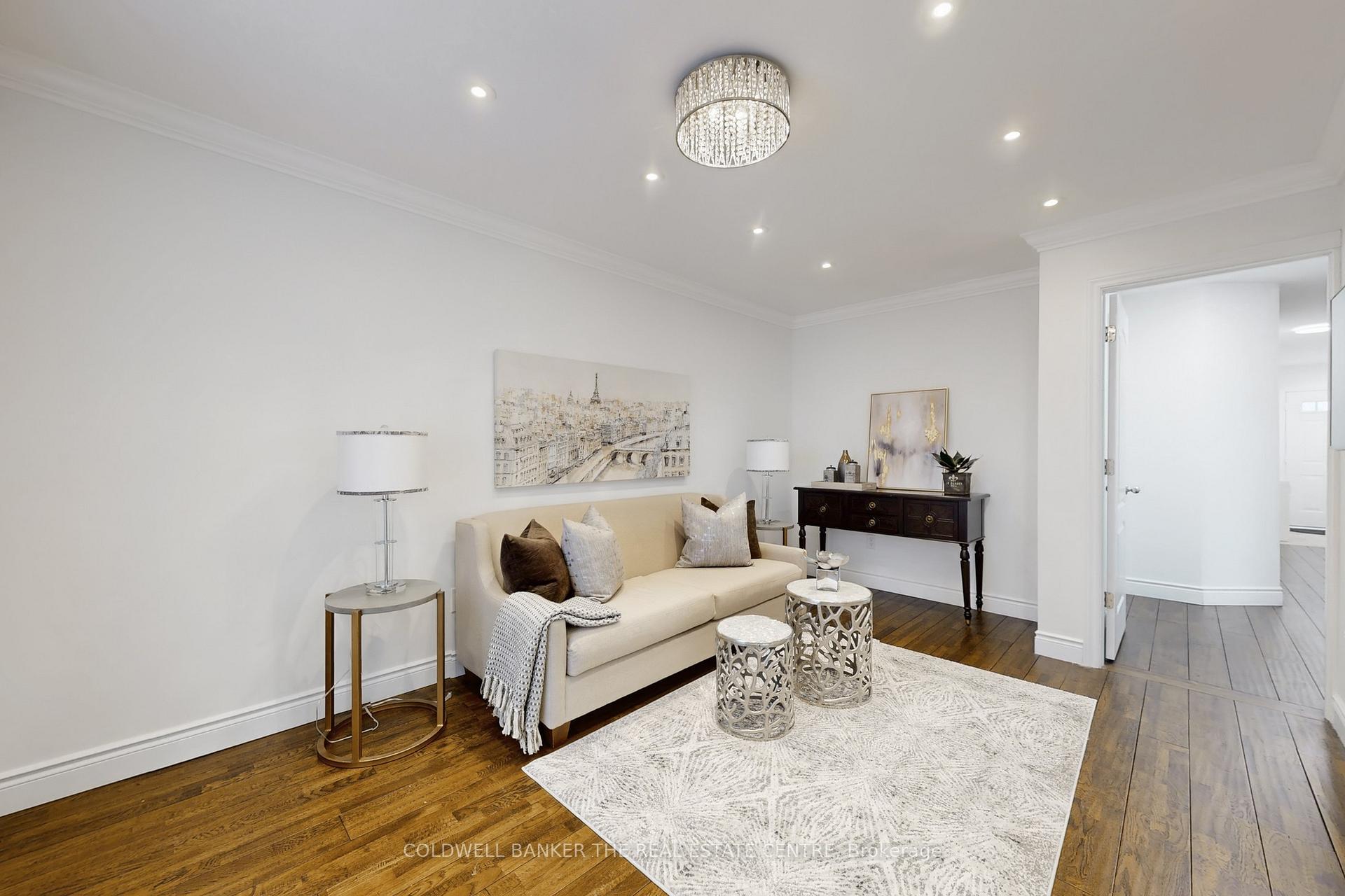 Photo 4 of 217 Stonebriar Drive N, Vaughan, Maple — HOMEH
