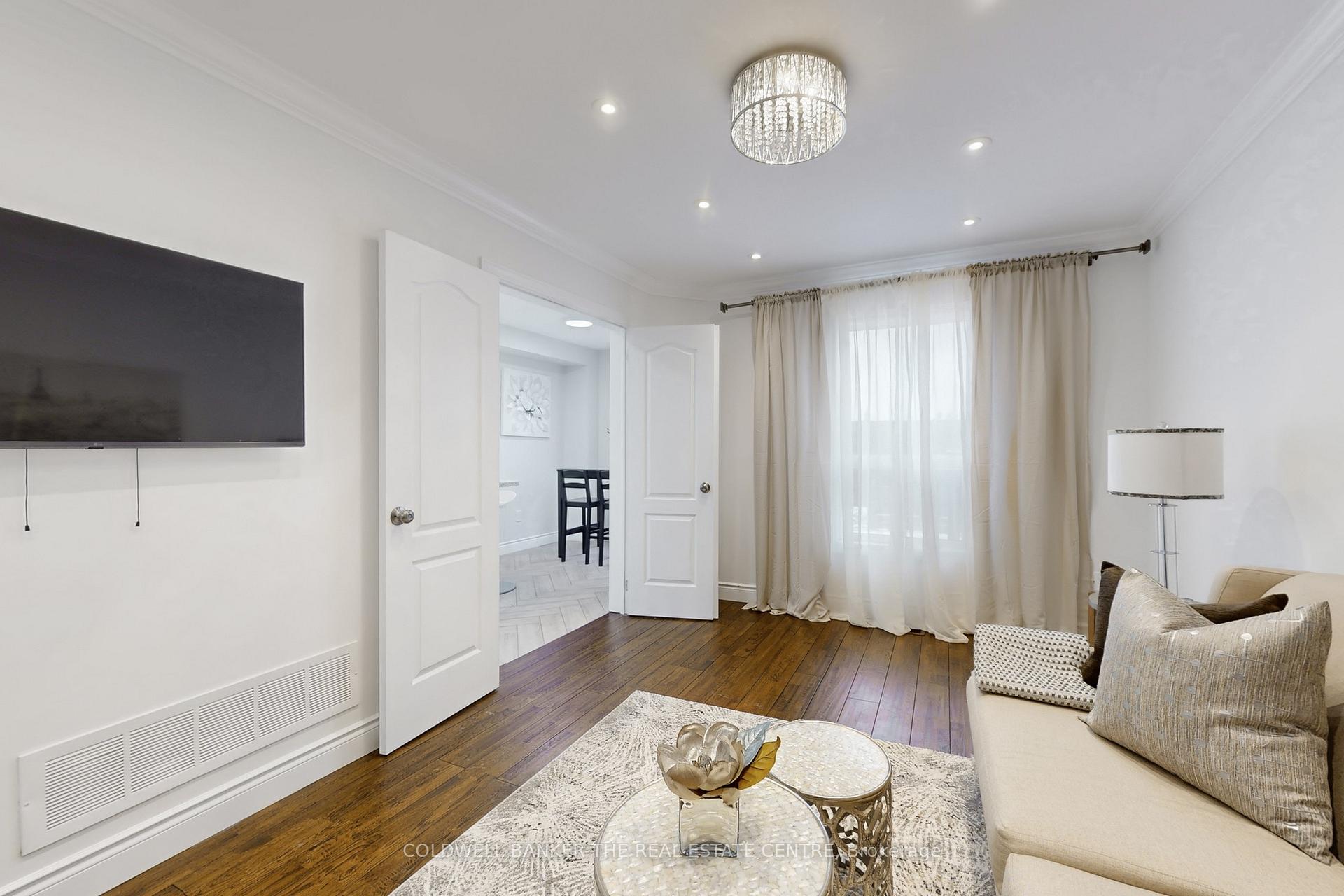 Photo 5 of 217 Stonebriar Drive N, Vaughan, Maple — HOMEH