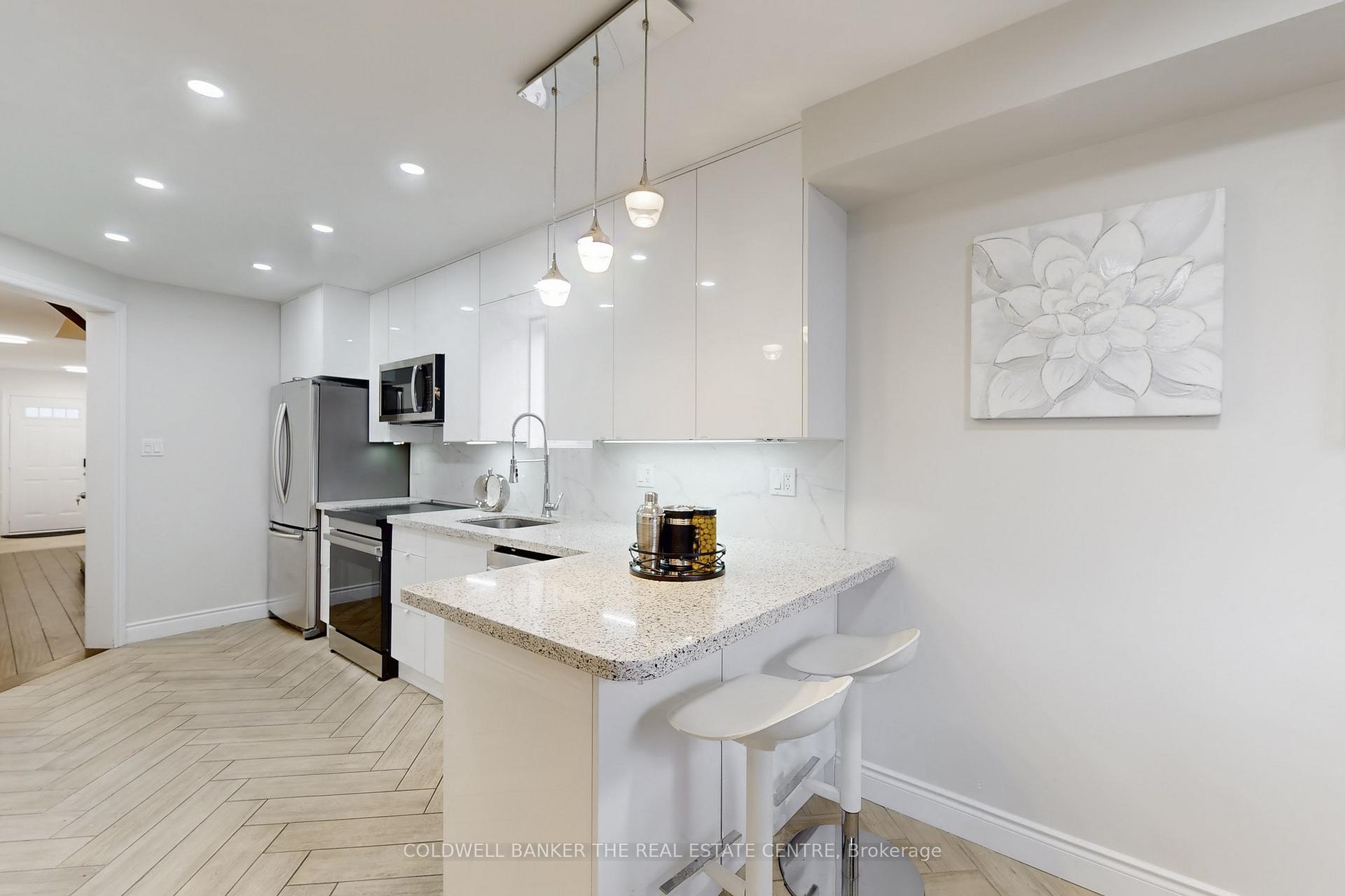 Photo 6 of 217 Stonebriar Drive N, Vaughan, Maple — HOMEH