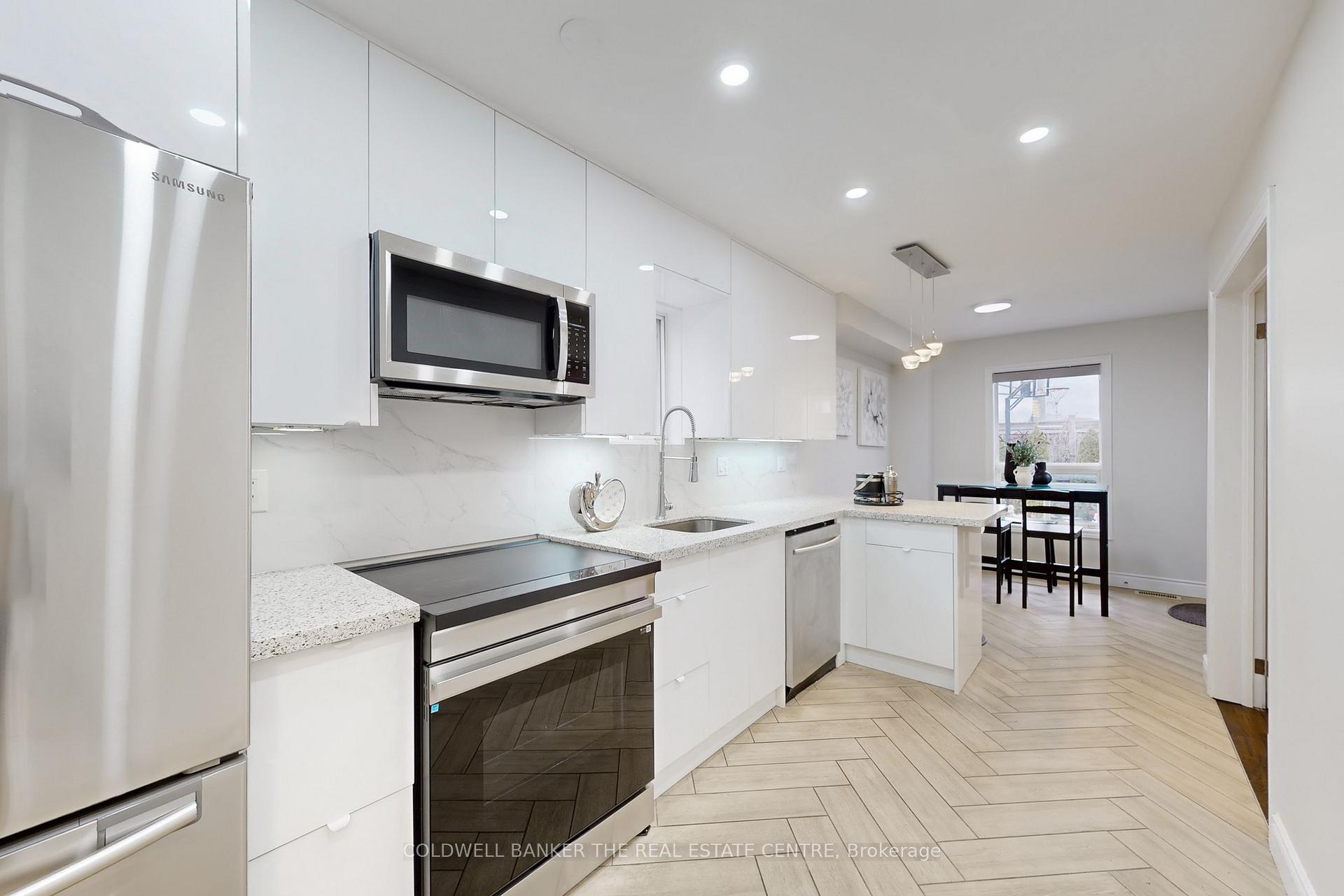 Photo 7 of 217 Stonebriar Drive N, Vaughan, Maple — HOMEH