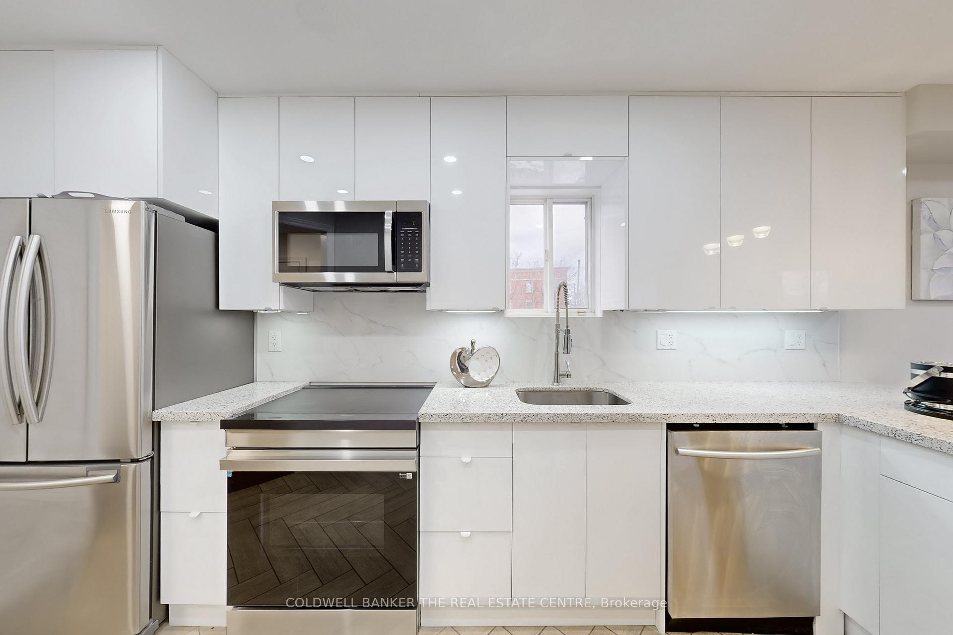 Photo 8 of 217 Stonebriar Drive N, Vaughan, Maple — HOMEH