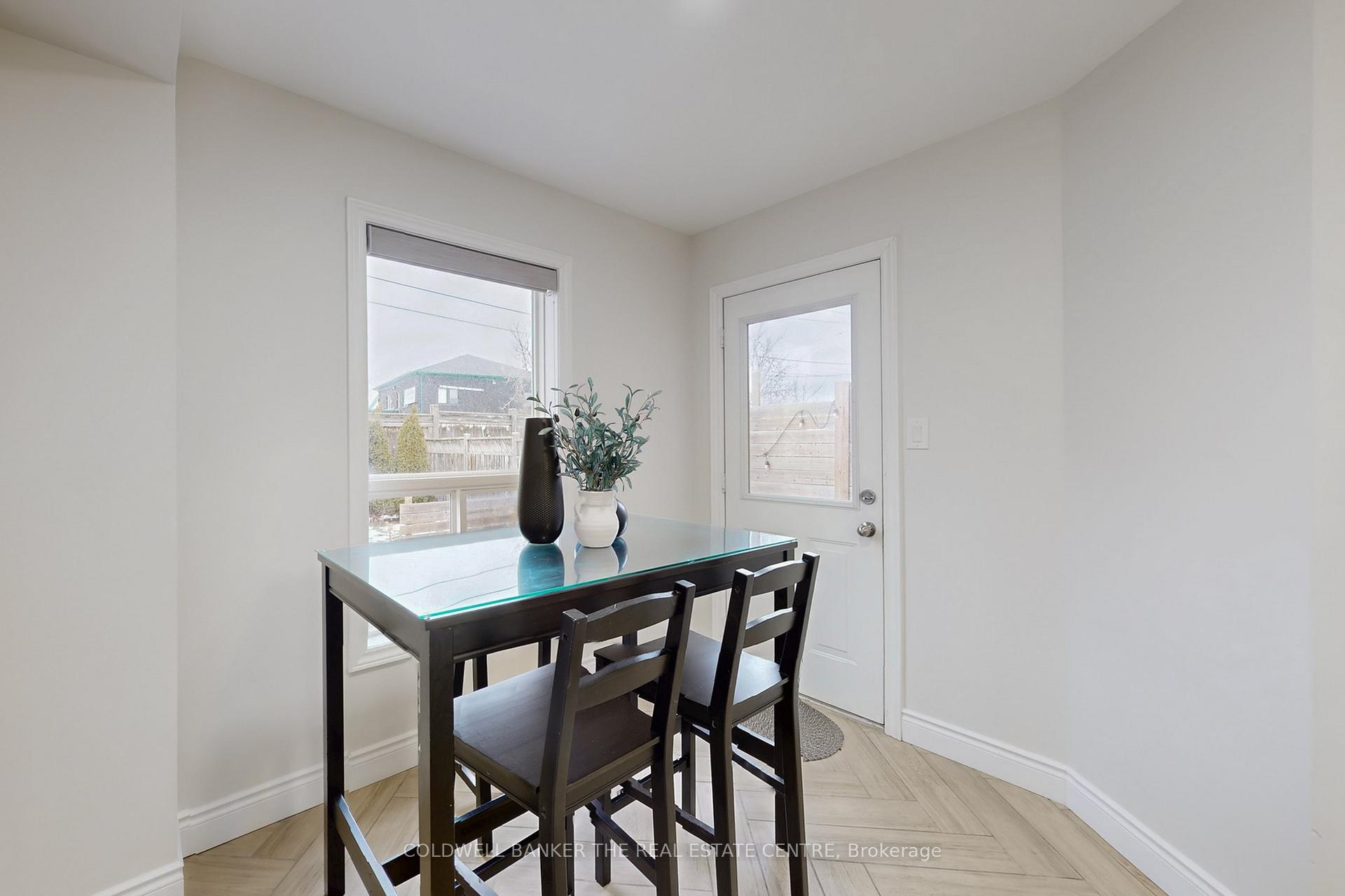 Photo 10 of 217 Stonebriar Drive N, Vaughan, Maple — HOMEH