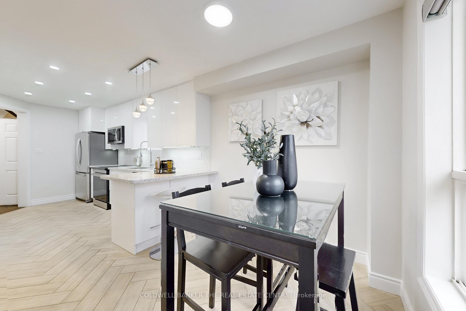Photo 12 of 217 Stonebriar Drive N, Vaughan, Maple — HOMEH