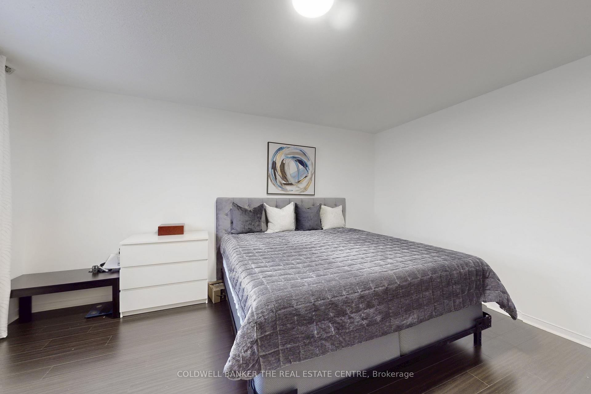 Photo 18 of 217 Stonebriar Drive N, Vaughan, Maple — HOMEH