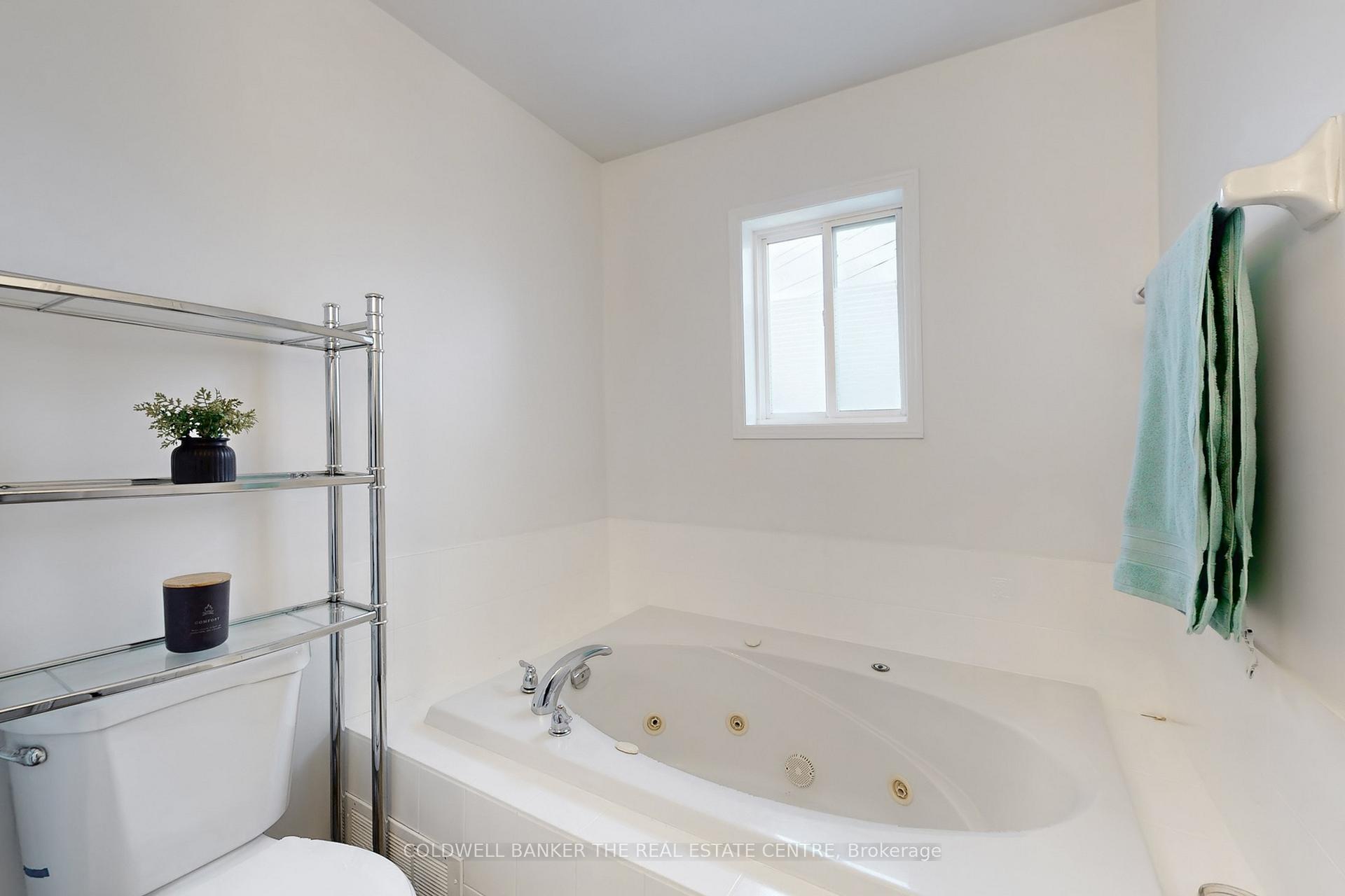 Photo 20 of 217 Stonebriar Drive N, Vaughan, Maple — HOMEH