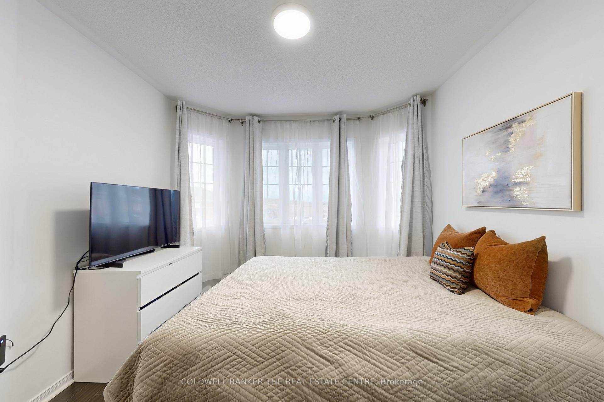 Photo 23 of 217 Stonebriar Drive N, Vaughan, Maple — HOMEH