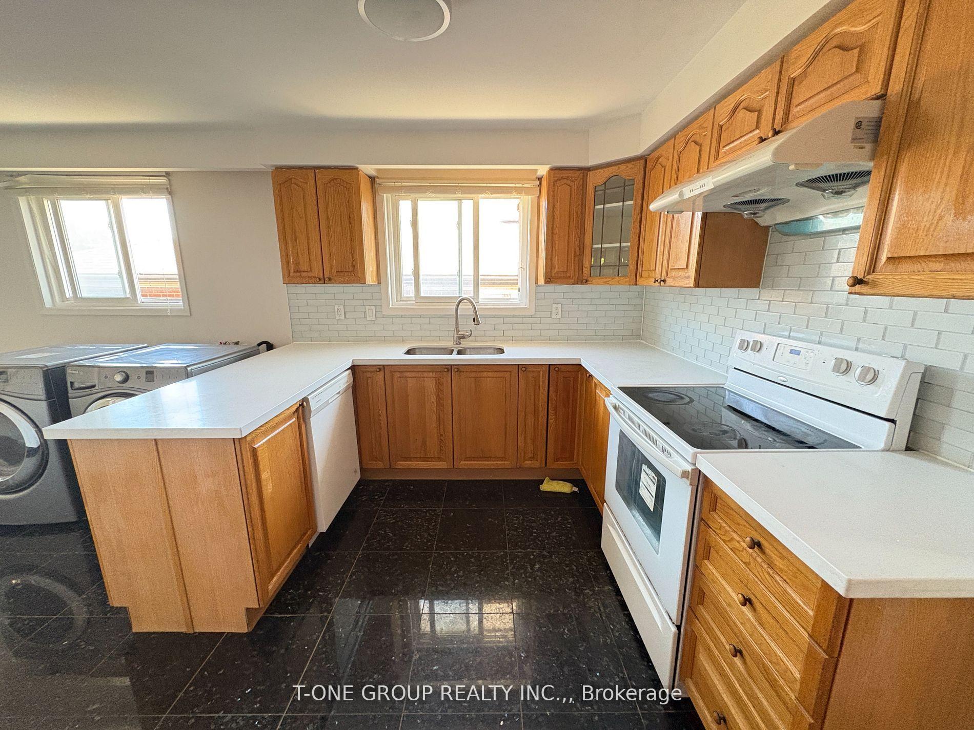 Photo 5 of Unit Upper Fl, 34 Navaho Drive, North York, Pleasant View — HOMEH