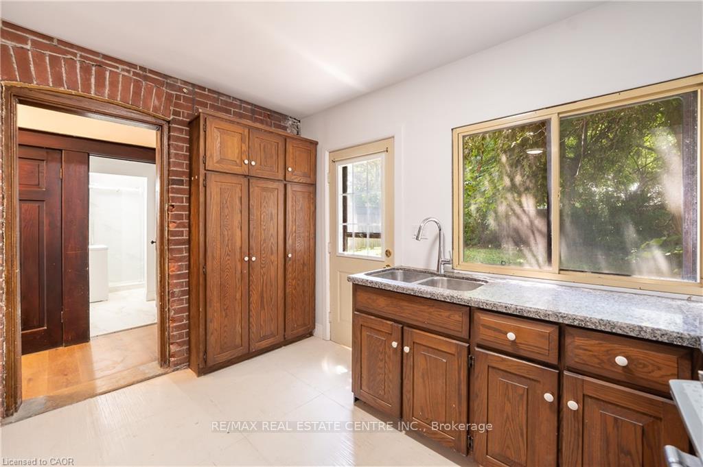 Photo 11 of 1274 Barton Street E, Hamilton, Crown Point — HOMEH