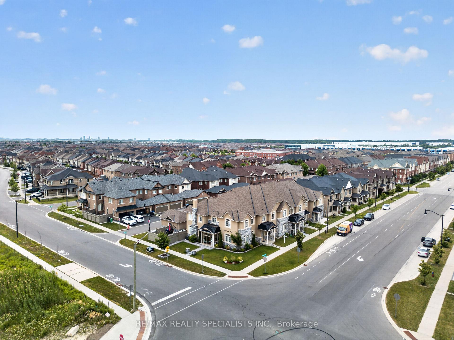 Photo 3 of 261 Inspire Boulevard, Brampton, Sandringham-Wellington North — HOMEH