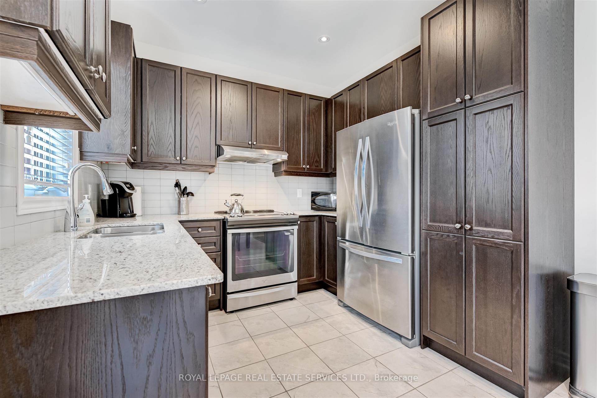 Photo 10 of 27 Erinview Terrace, Etobicoke, Eringate-Centennial-West Deane — HOMEH