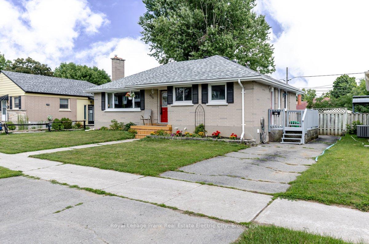 Photo 2 of 638 Crawford Drive, Peterborough, Otonabee Ward 1 — HOMEH