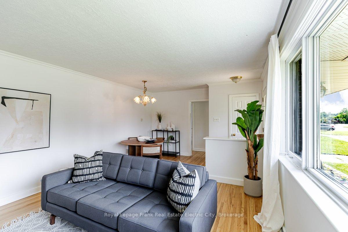 Photo 11 of 638 Crawford Drive, Peterborough, Otonabee Ward 1 — HOMEH