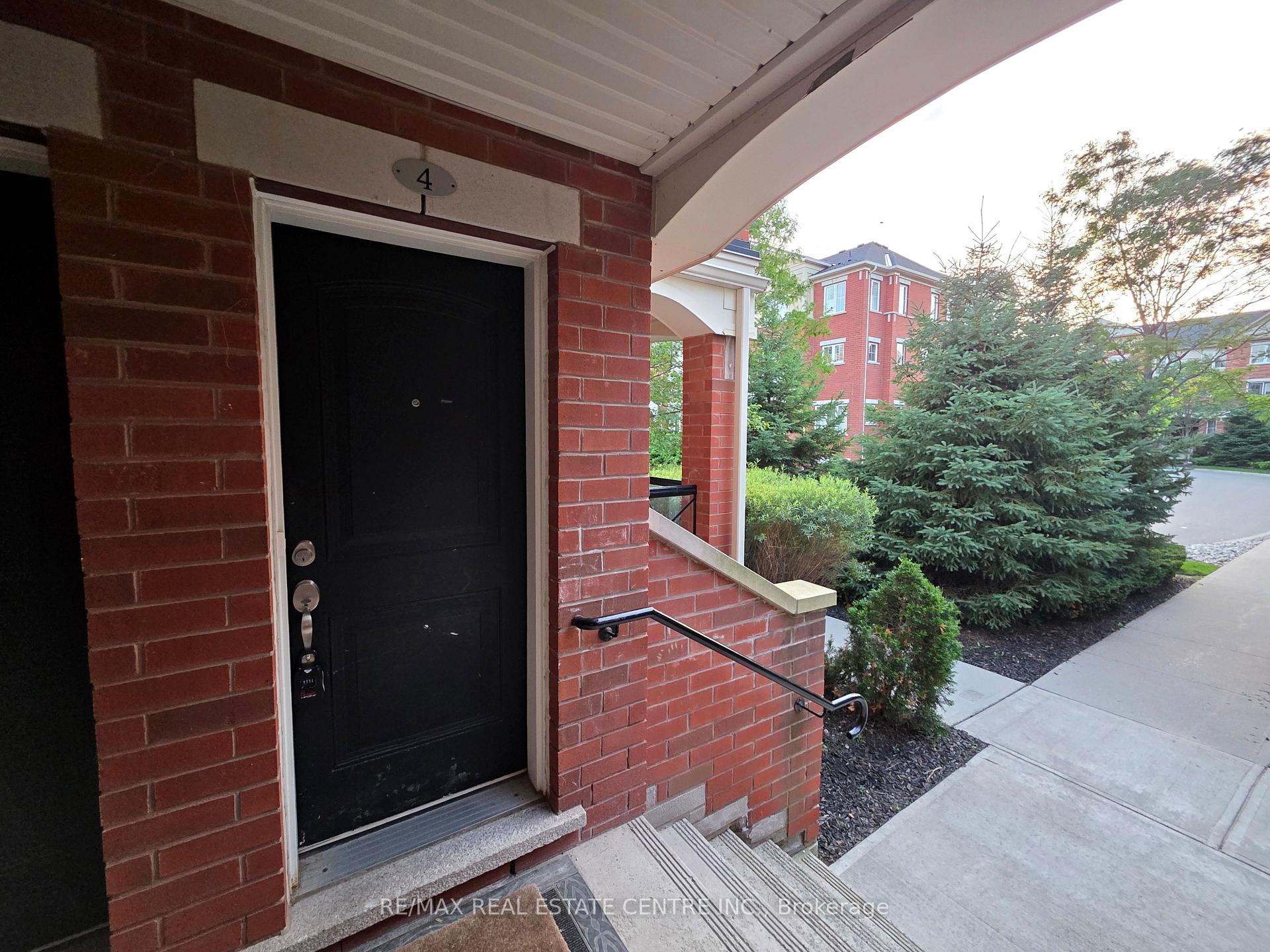 Photo 3 of Unit 4, 2472 Post Road, Oakville, River Oaks — HOMEH