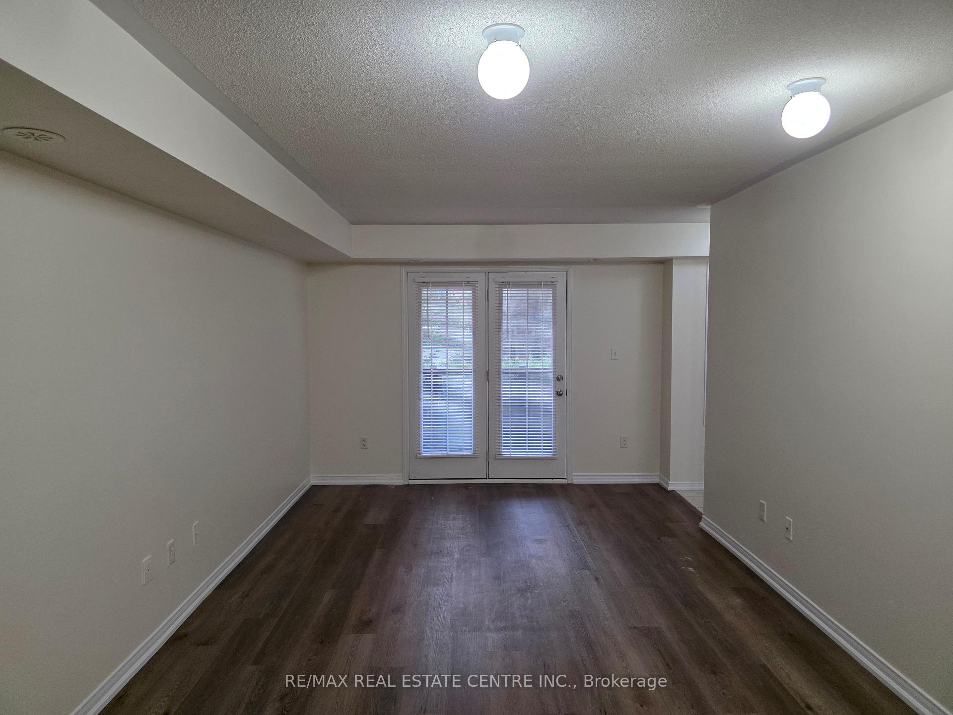 Photo 5 of Unit 4, 2472 Post Road, Oakville, River Oaks — HOMEH