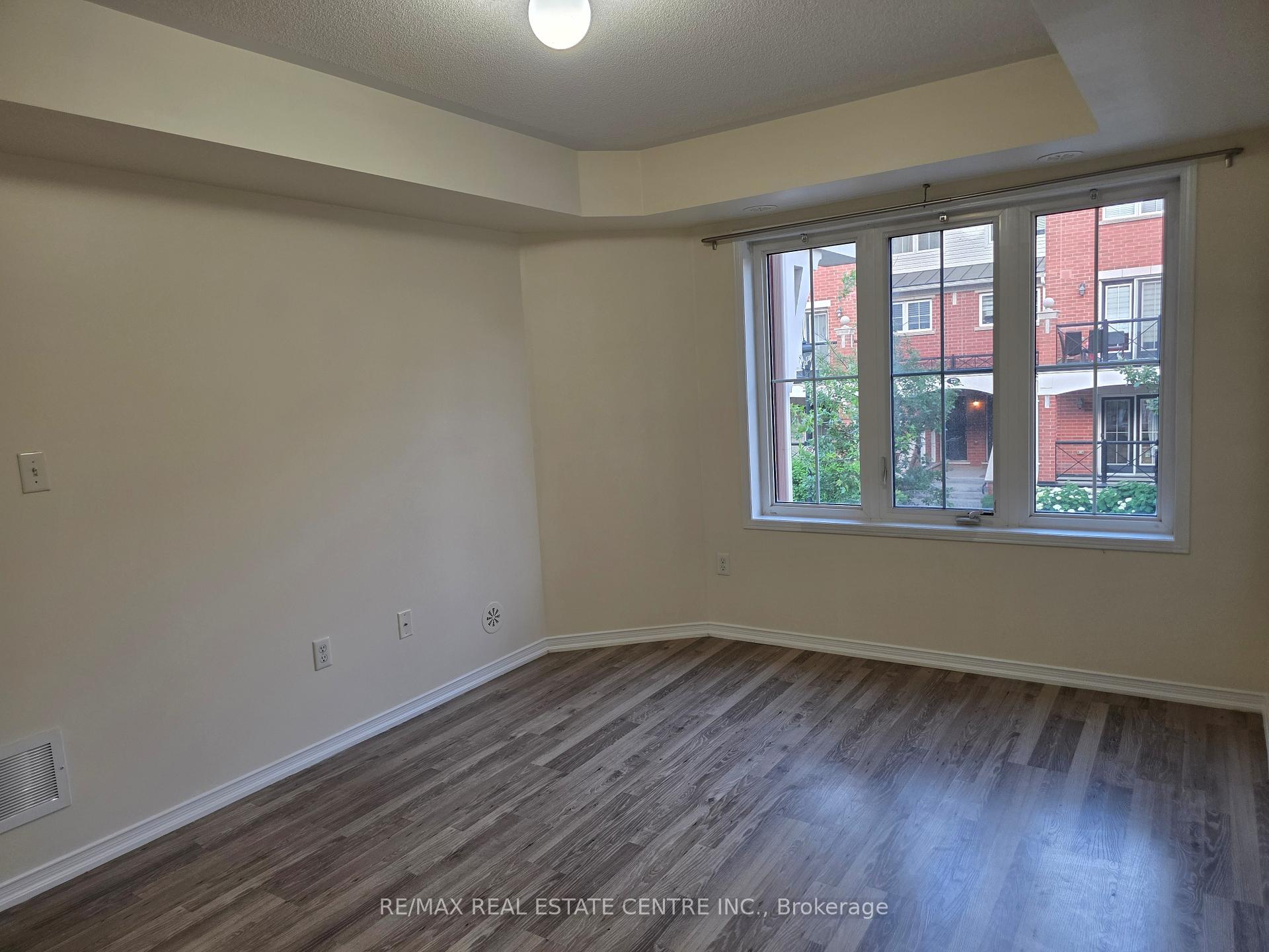 Photo 10 of Unit 4, 2472 Post Road, Oakville, River Oaks — HOMEH